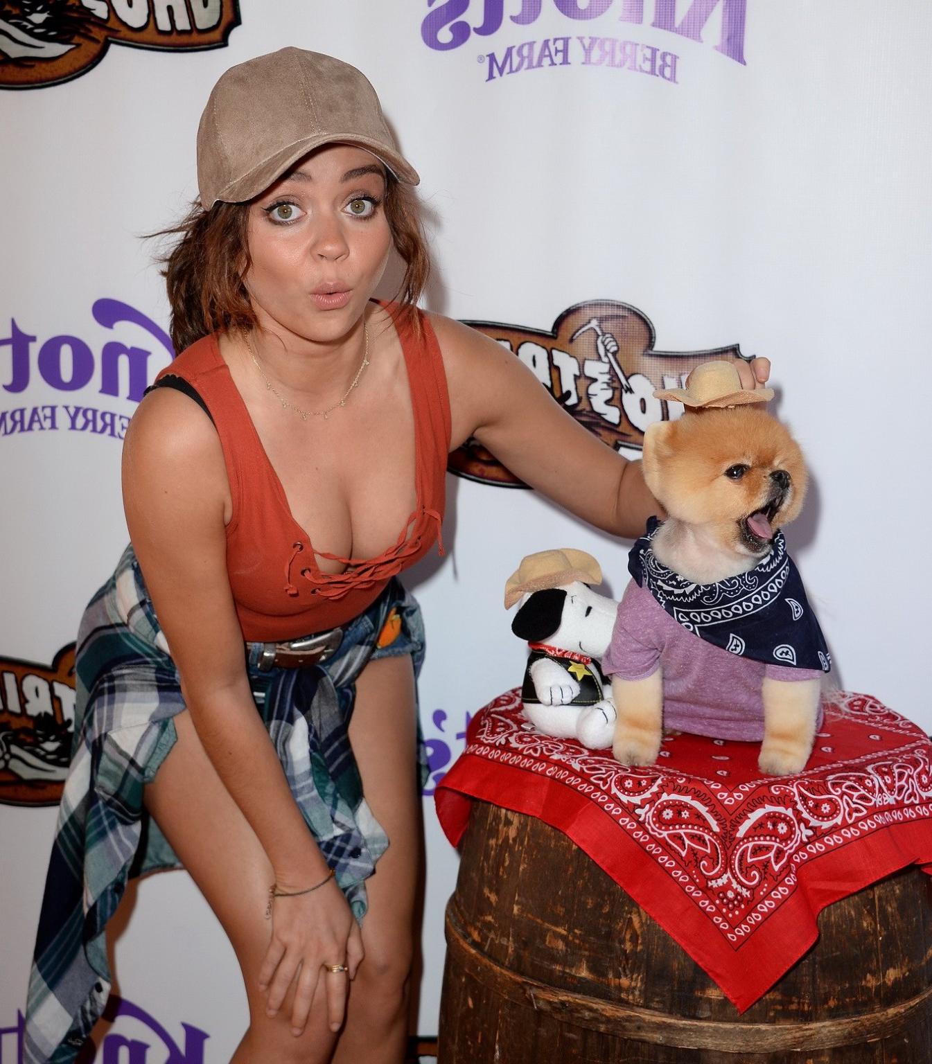 16P Sarah Hyland showing huge cleavage and legs