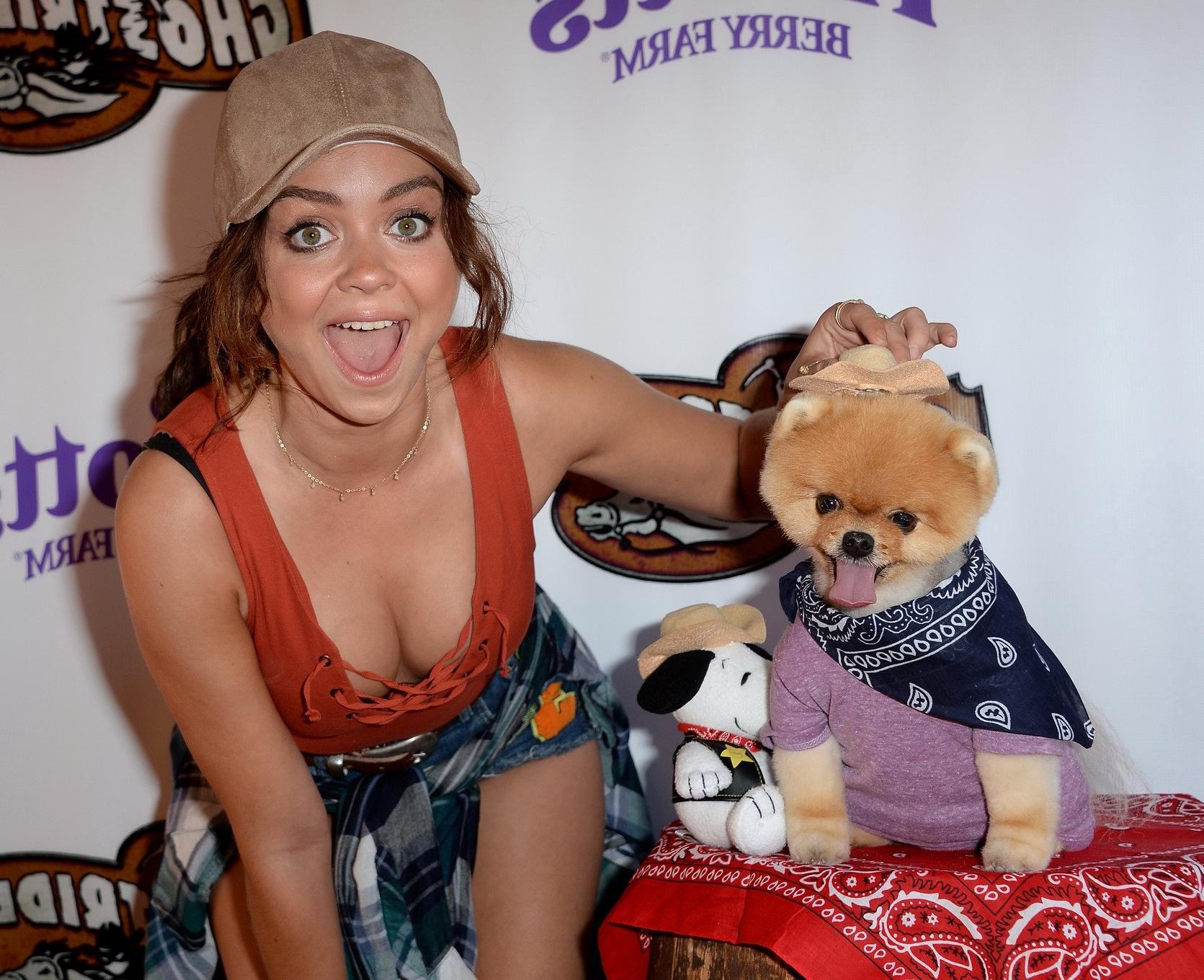 16P Sarah Hyland showing huge cleavage and legs