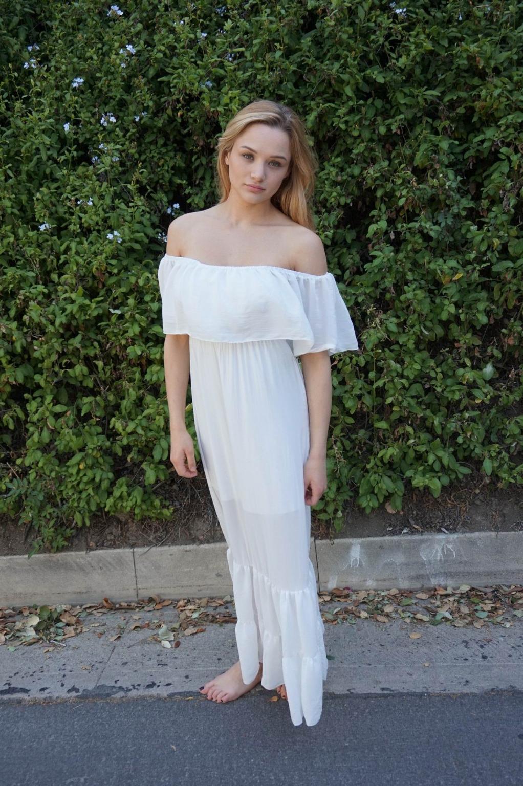 16P Haley King busty and leggy showing nipple pokies