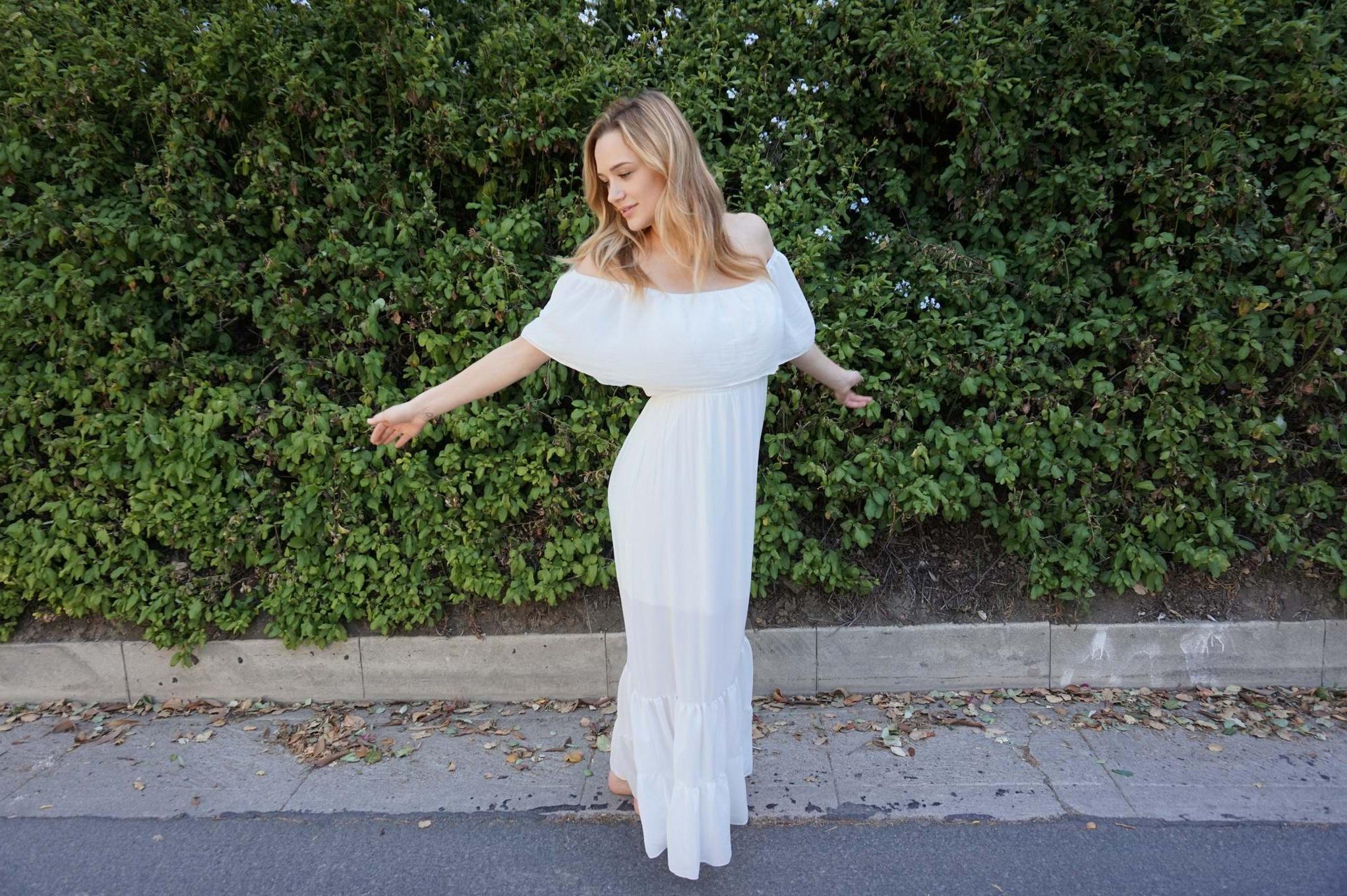 16P Haley King busty and leggy showing nipple pokies