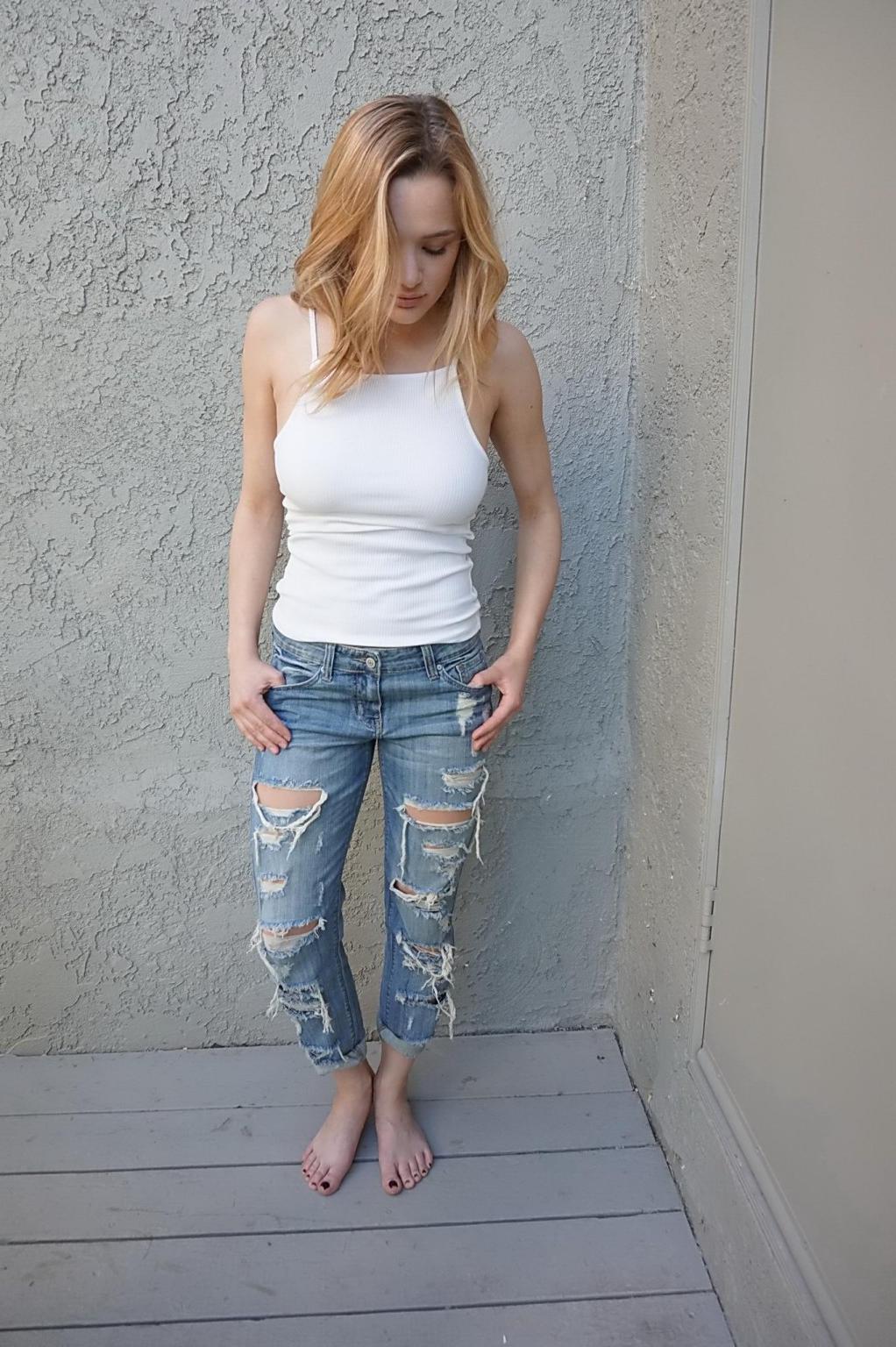 16P Haley King busty and leggy showing nipple pokies