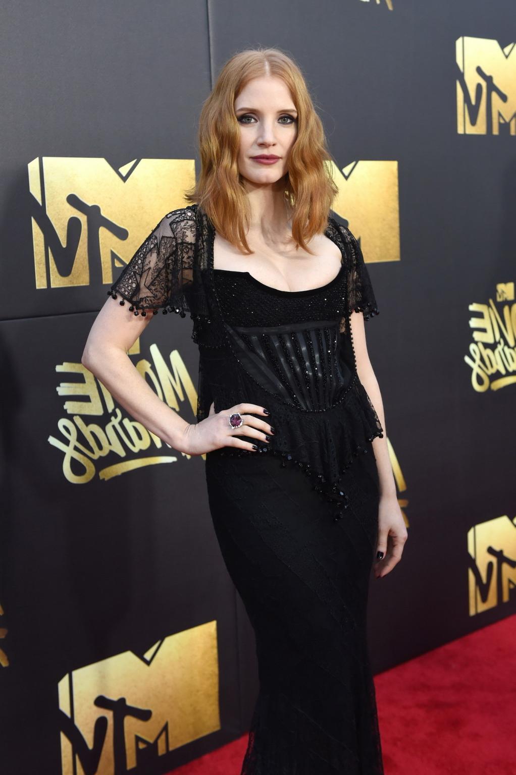 16P Jessica Chastain busty showing big cleavage