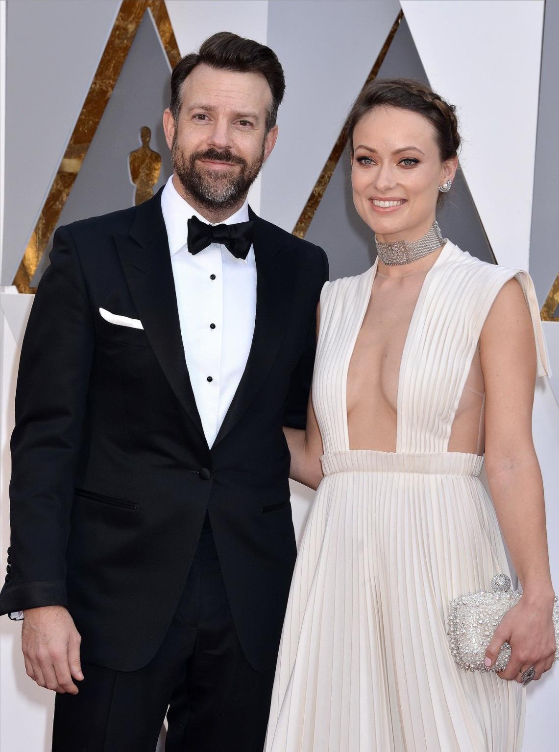 16P Olivia Wilde showing sideboob and huge cleavage