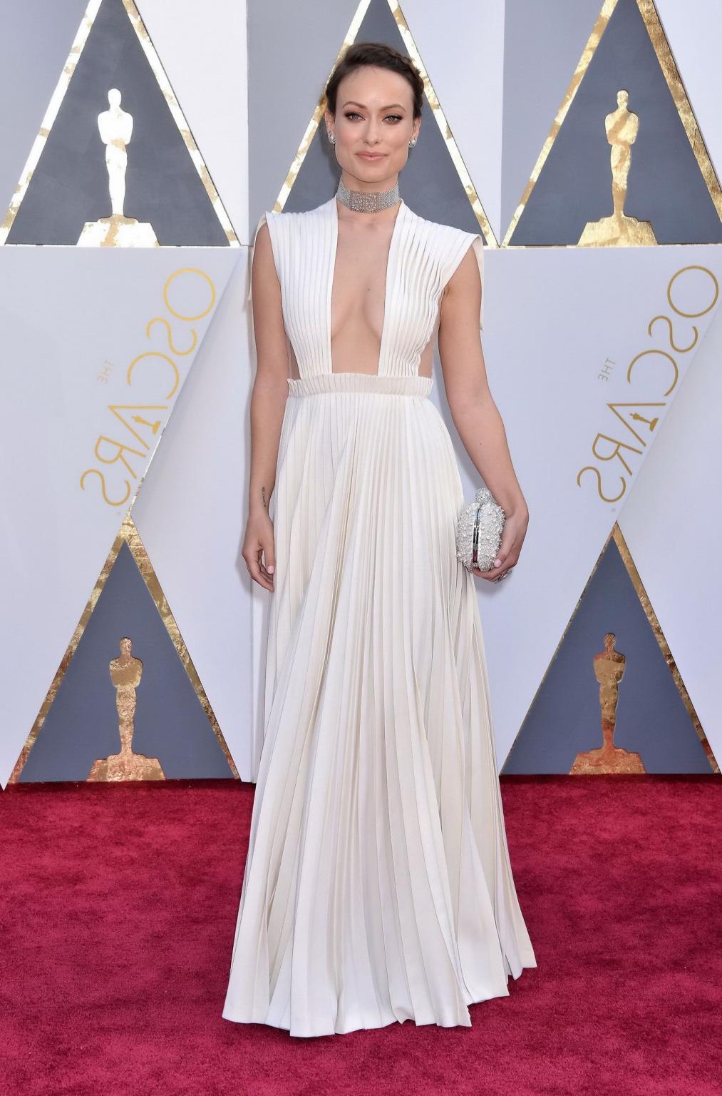 16P Olivia Wilde showing sideboob and huge cleavage