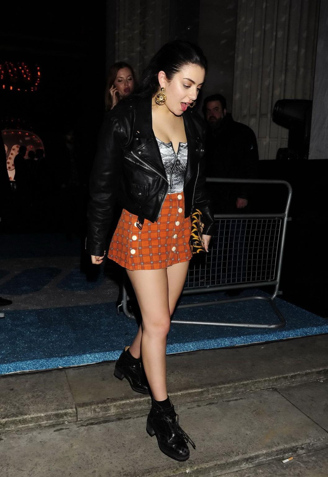 16P Charli XCX upskirt flashing her bare butt in public
