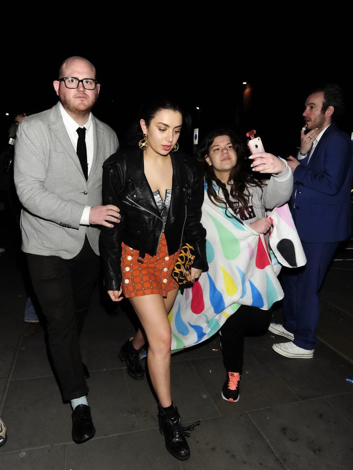 16P Charli XCX upskirt flashing her bare butt in public