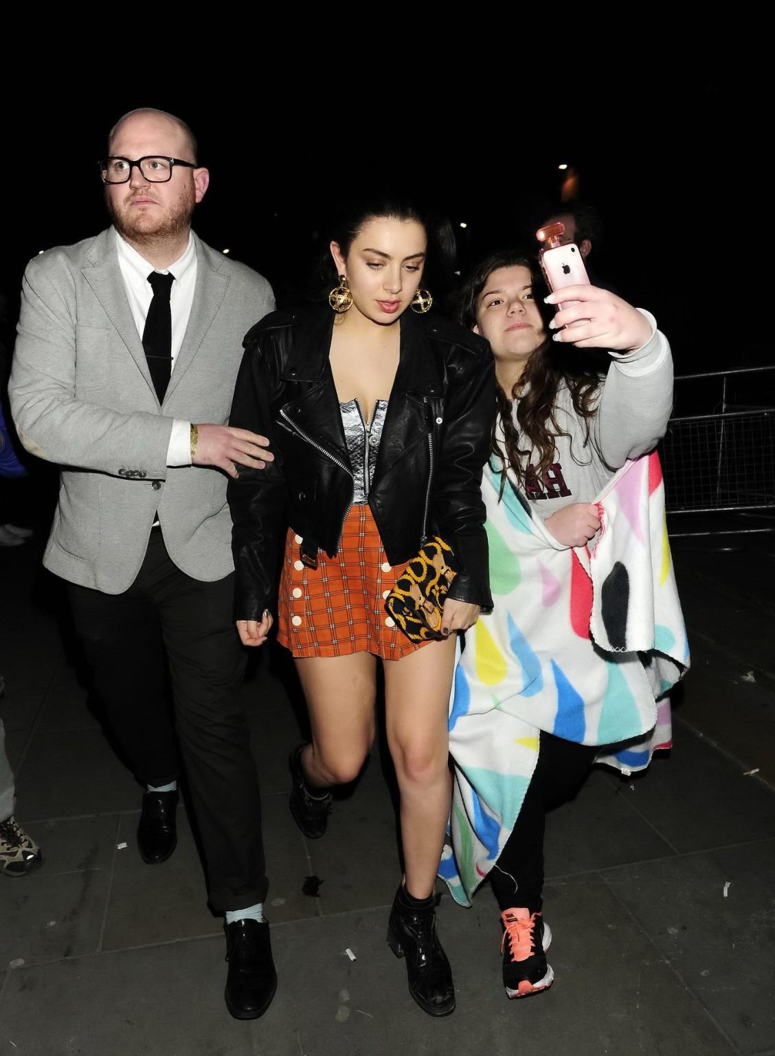 16P Charli XCX upskirt flashing her bare butt in public