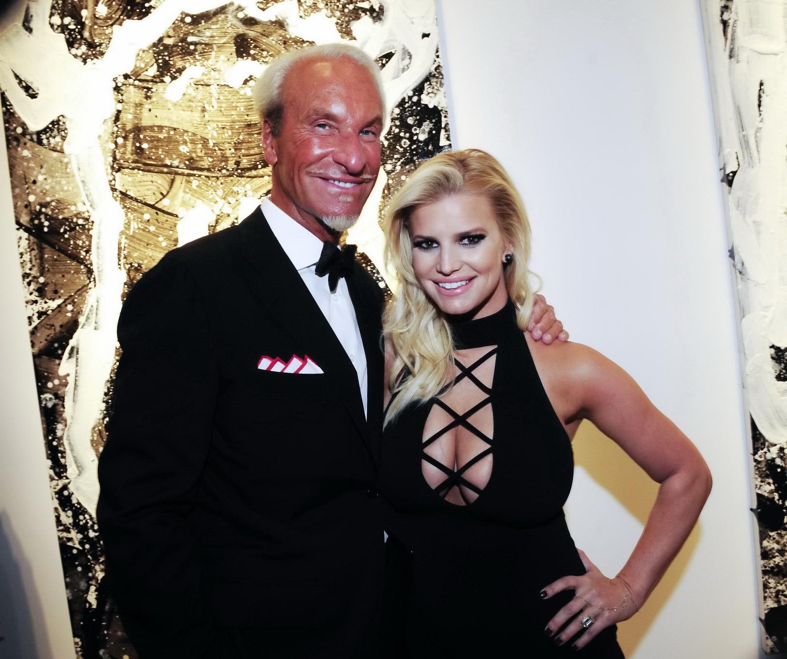 16P Jessica Simpson busty showing huge cleavage