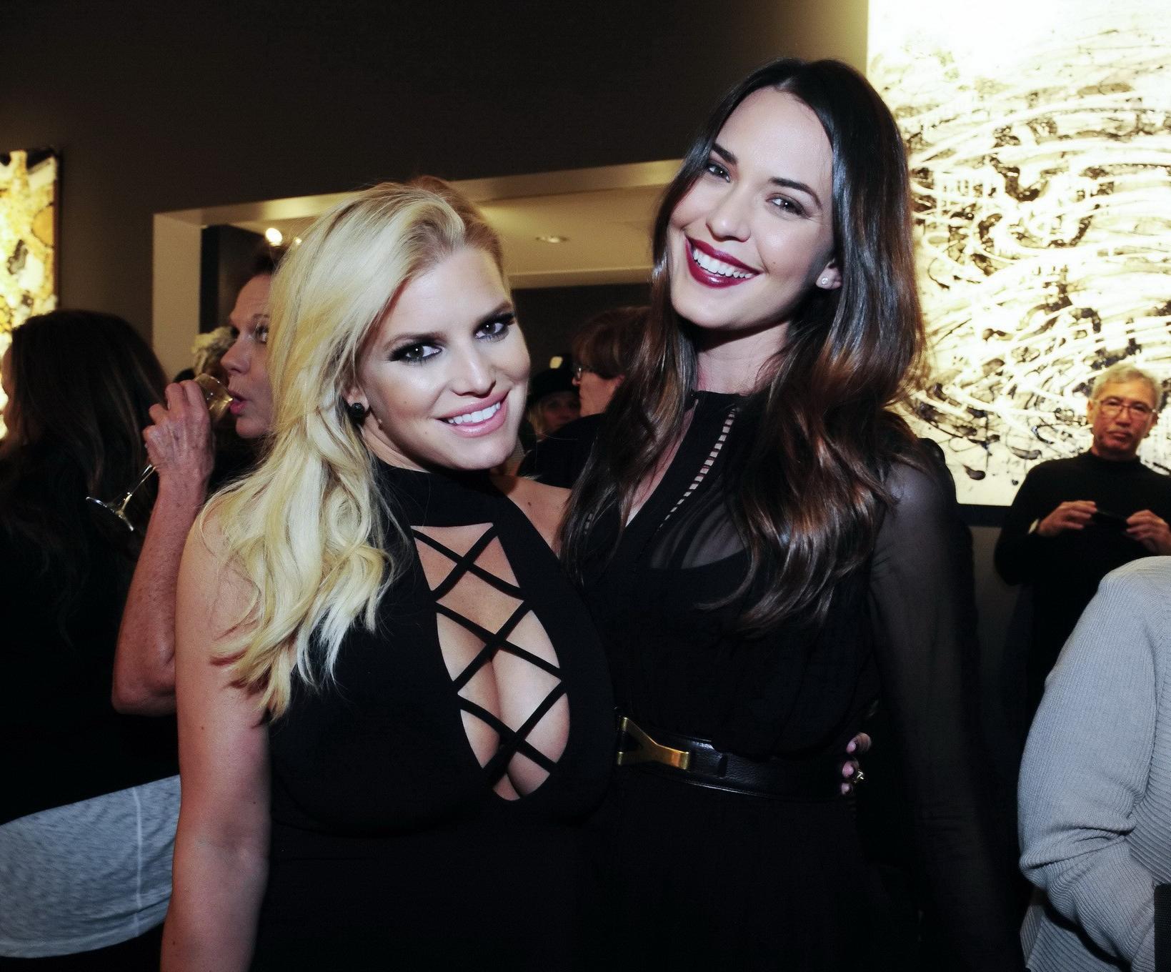16P Jessica Simpson busty showing huge cleavage