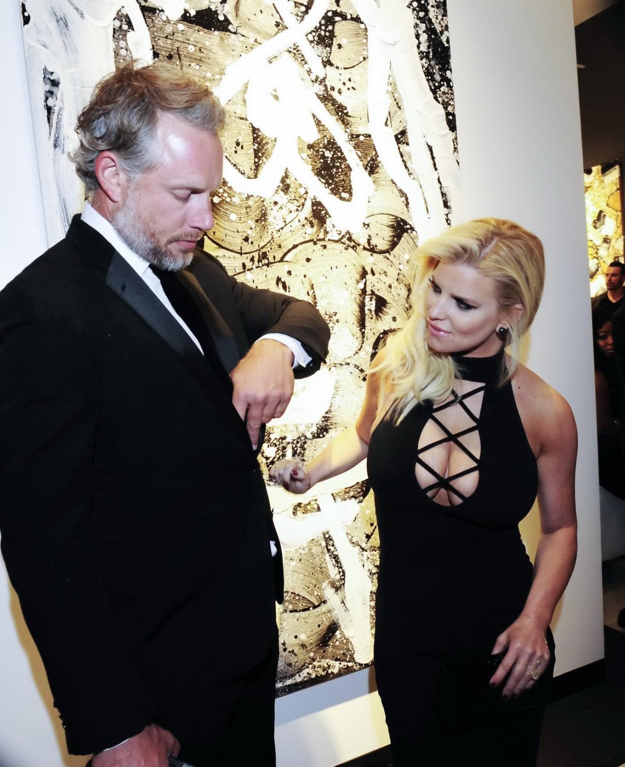16P Jessica Simpson busty showing huge cleavage