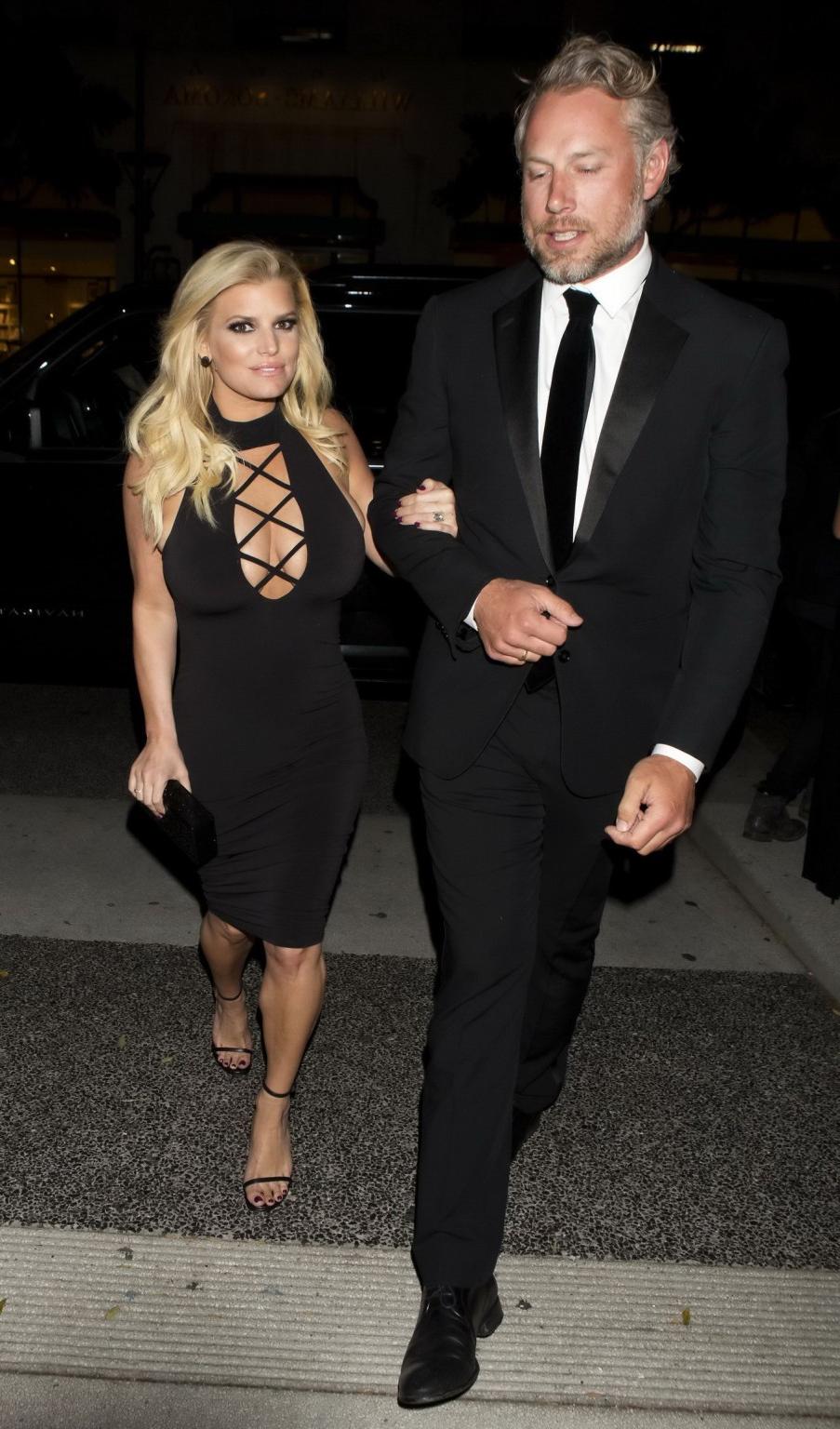 16P Jessica Simpson busty showing huge cleavage