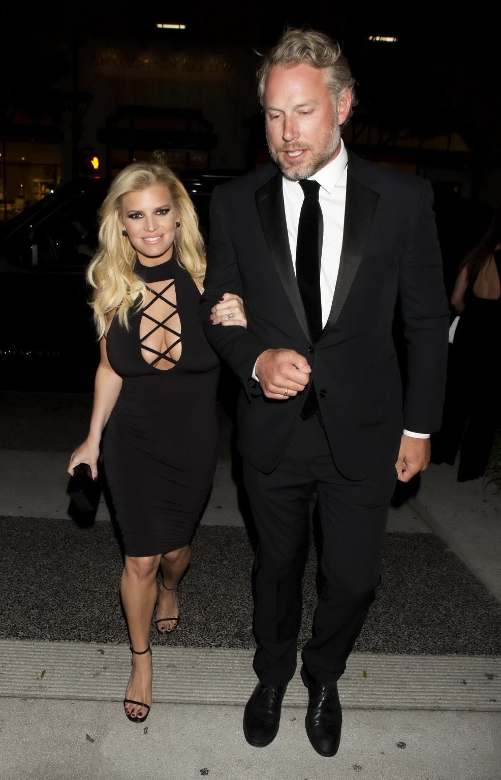 16P Jessica Simpson busty showing huge cleavage