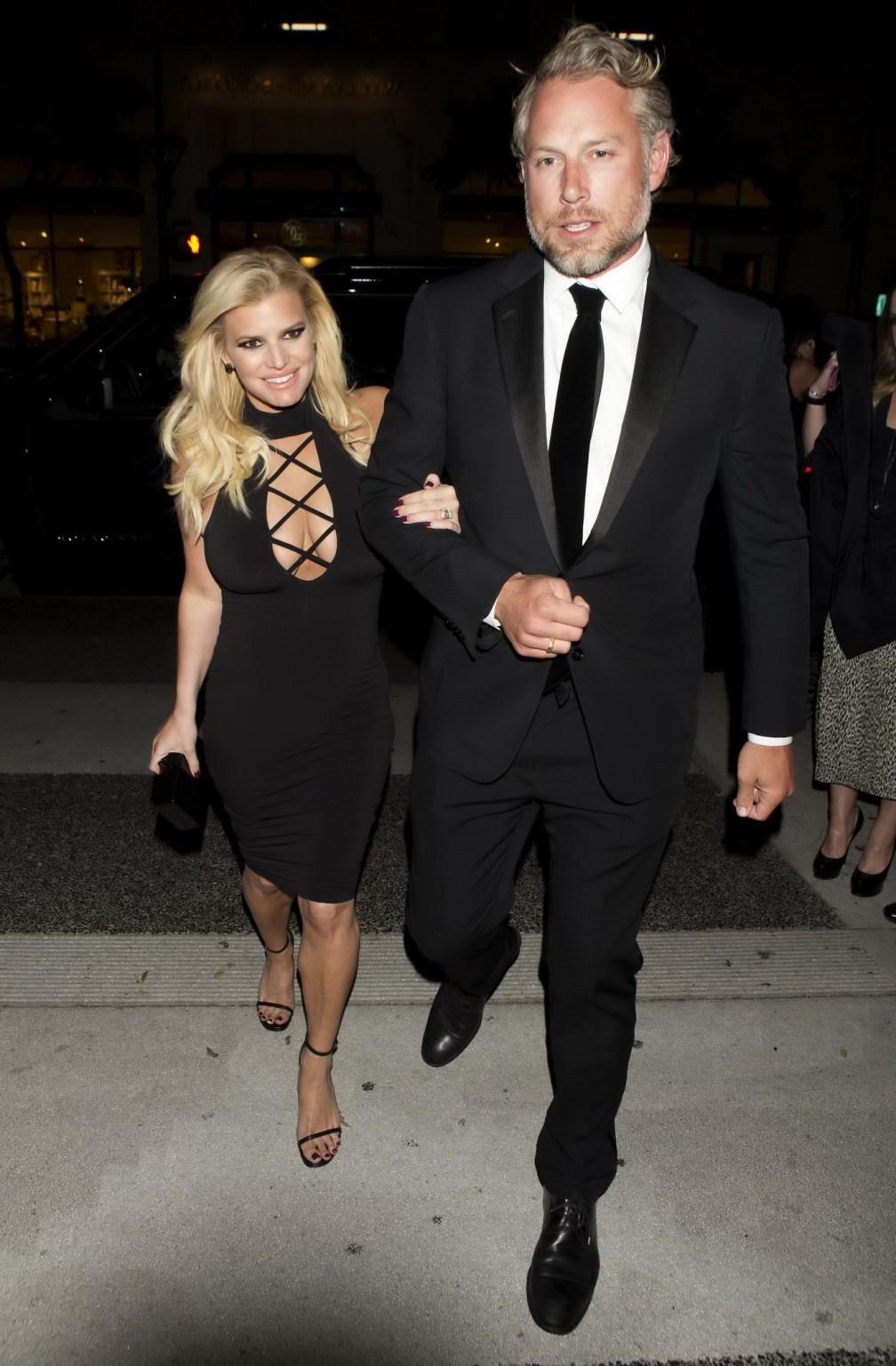 16P Jessica Simpson busty showing huge cleavage