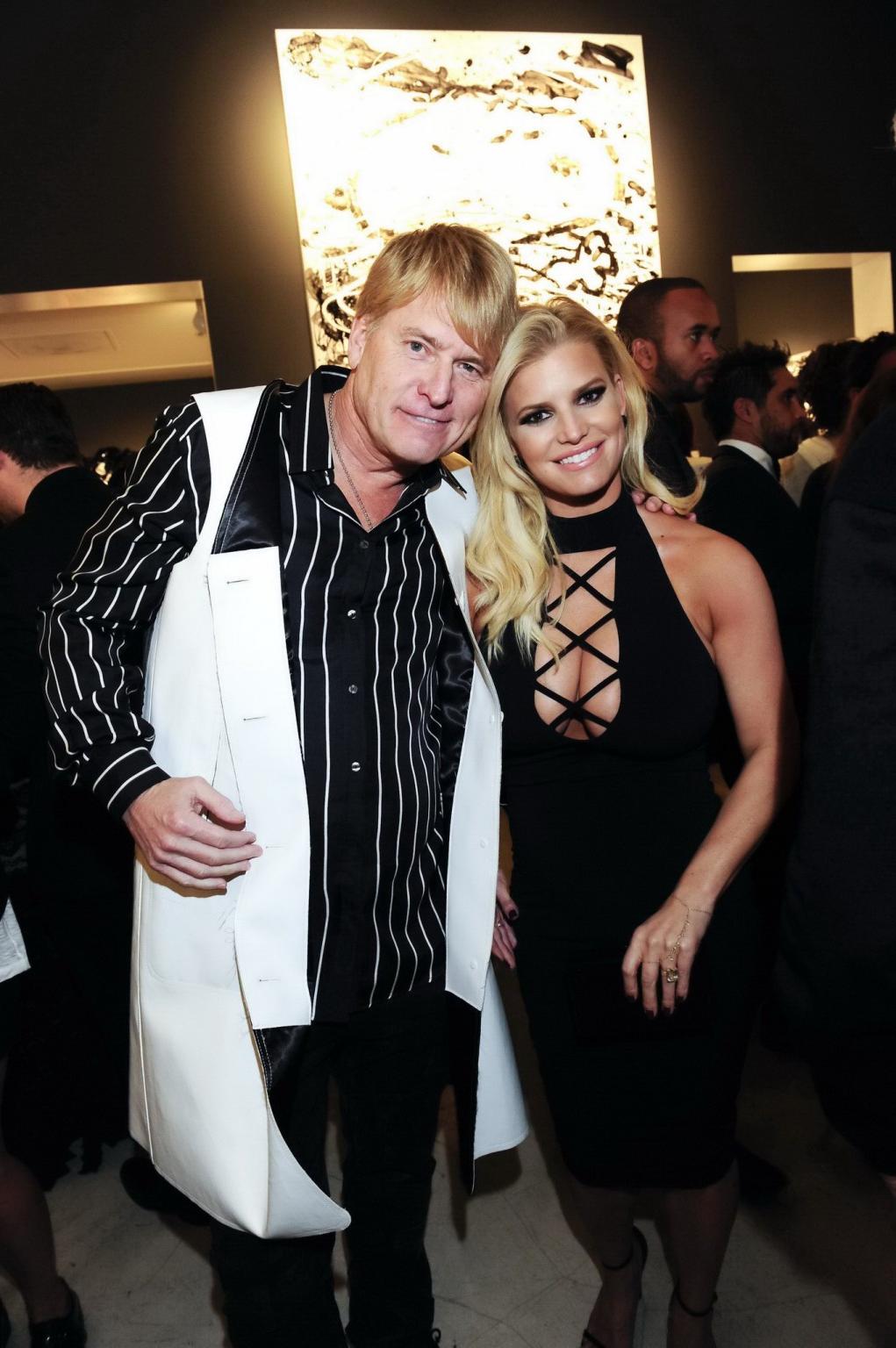 16P Jessica Simpson busty showing huge cleavage