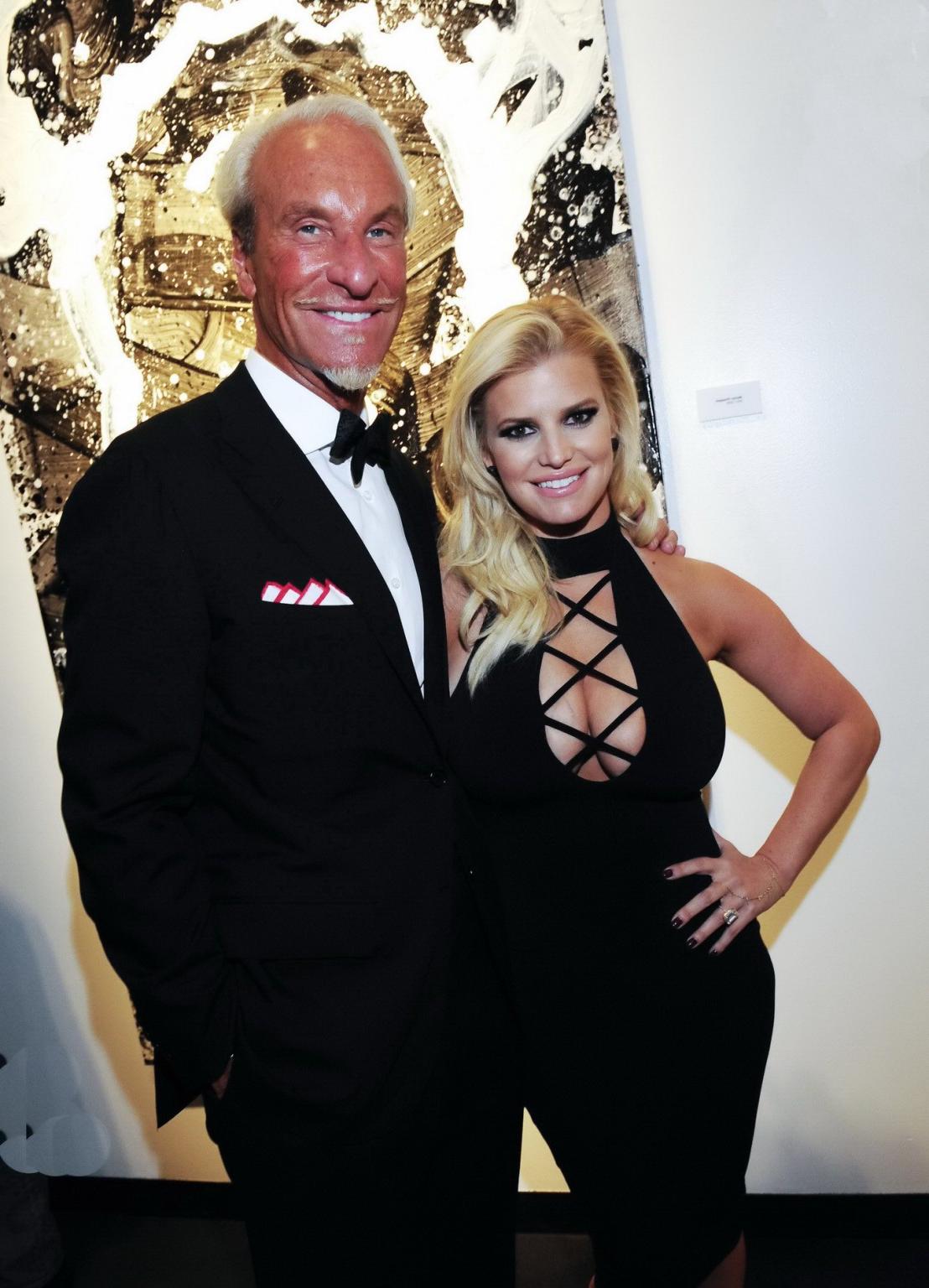 16P Jessica Simpson busty showing huge cleavage
