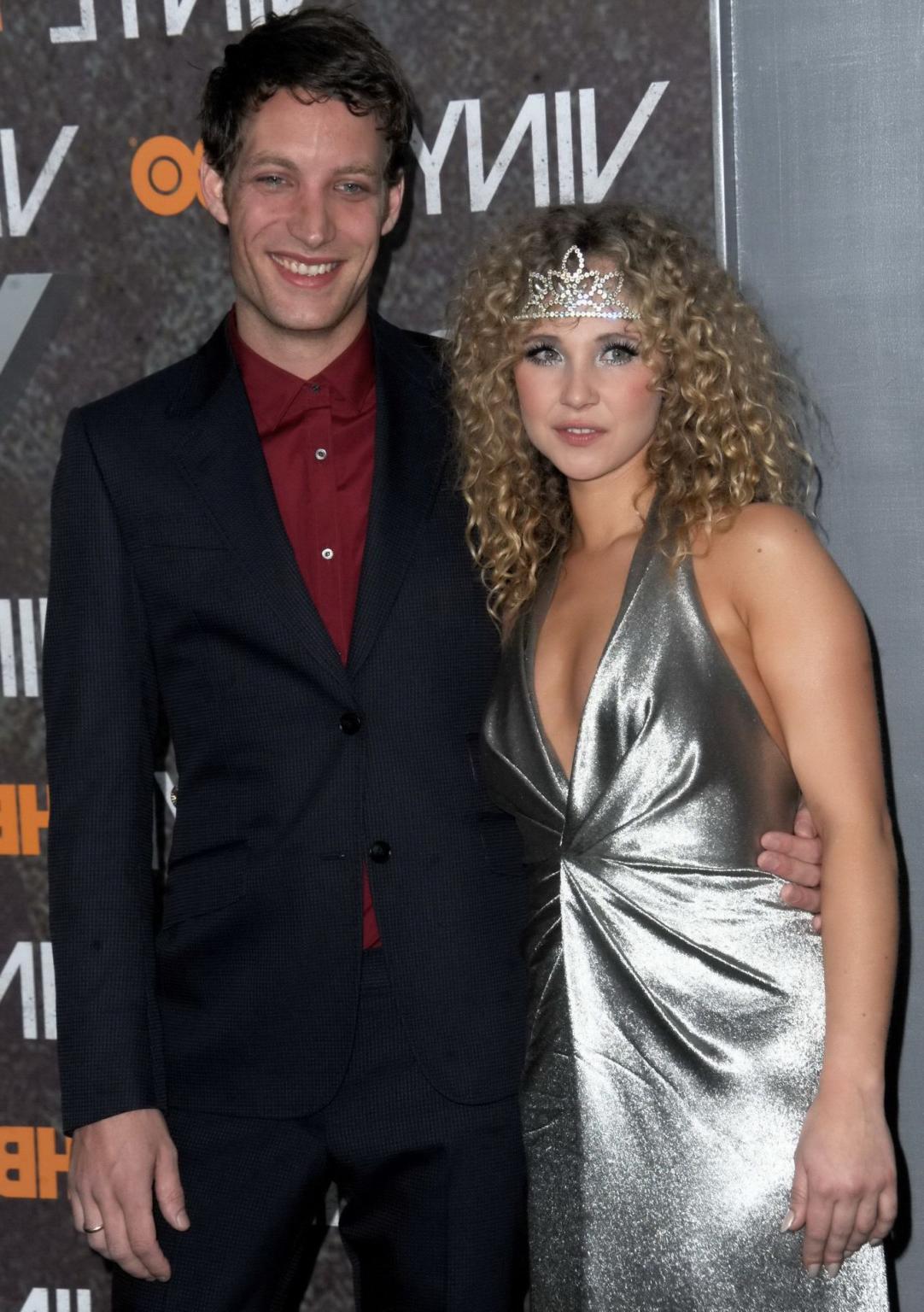 16P Juno Temple busty showing big cleavage