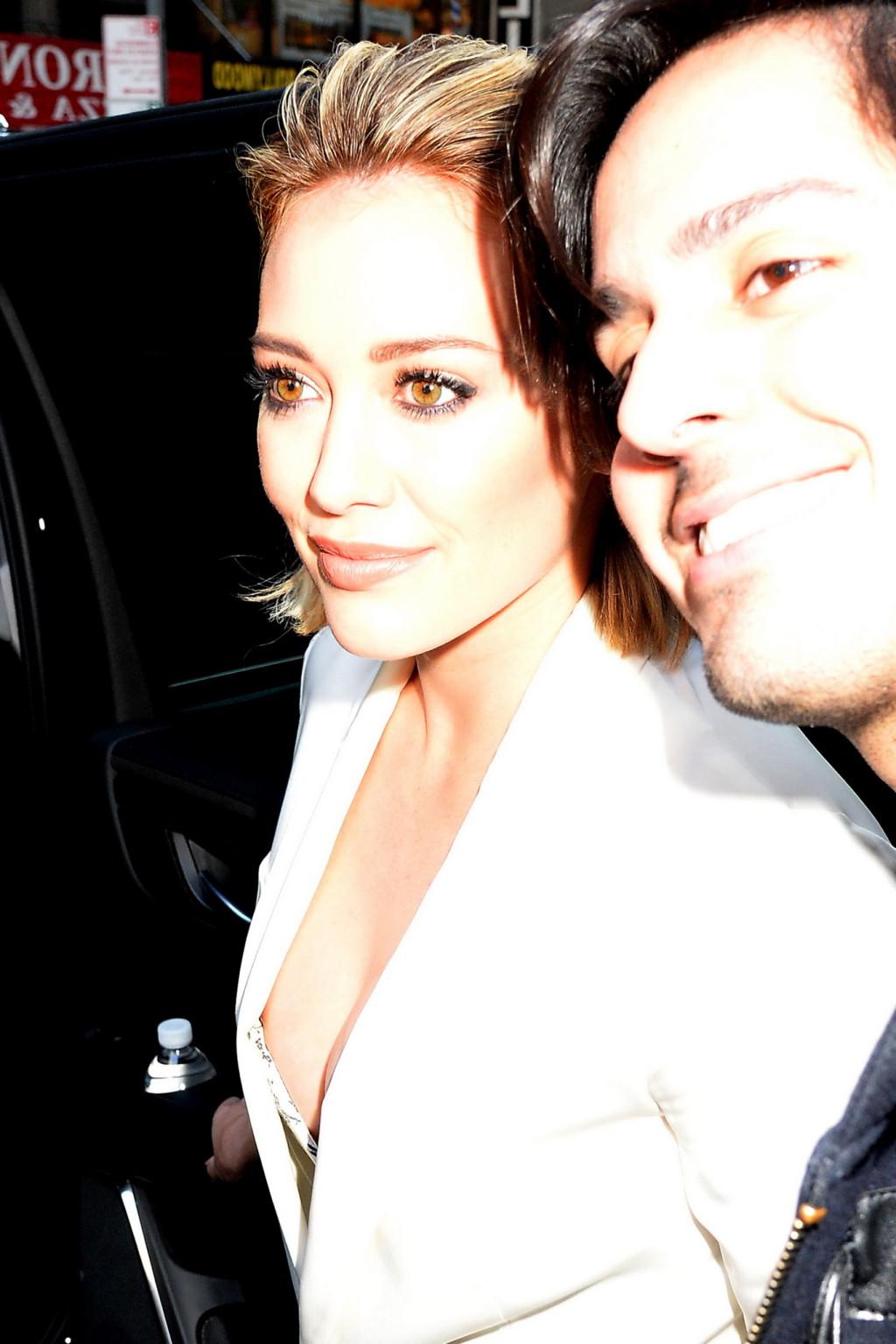 16P Hilary Duff hot nipple peak in white outfit outdoor