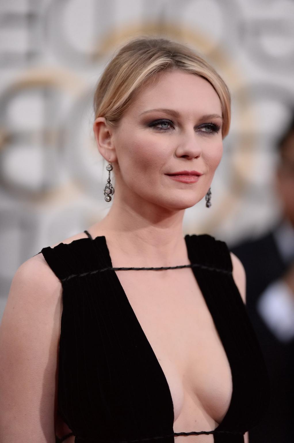 16P Kirsten Dunst braless showing huge cleavage and boobs