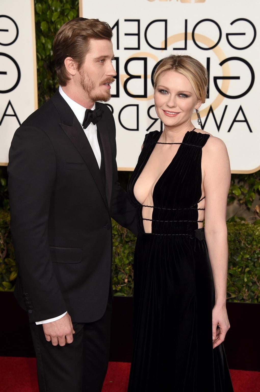 16P Kirsten Dunst braless showing huge cleavage and boobs