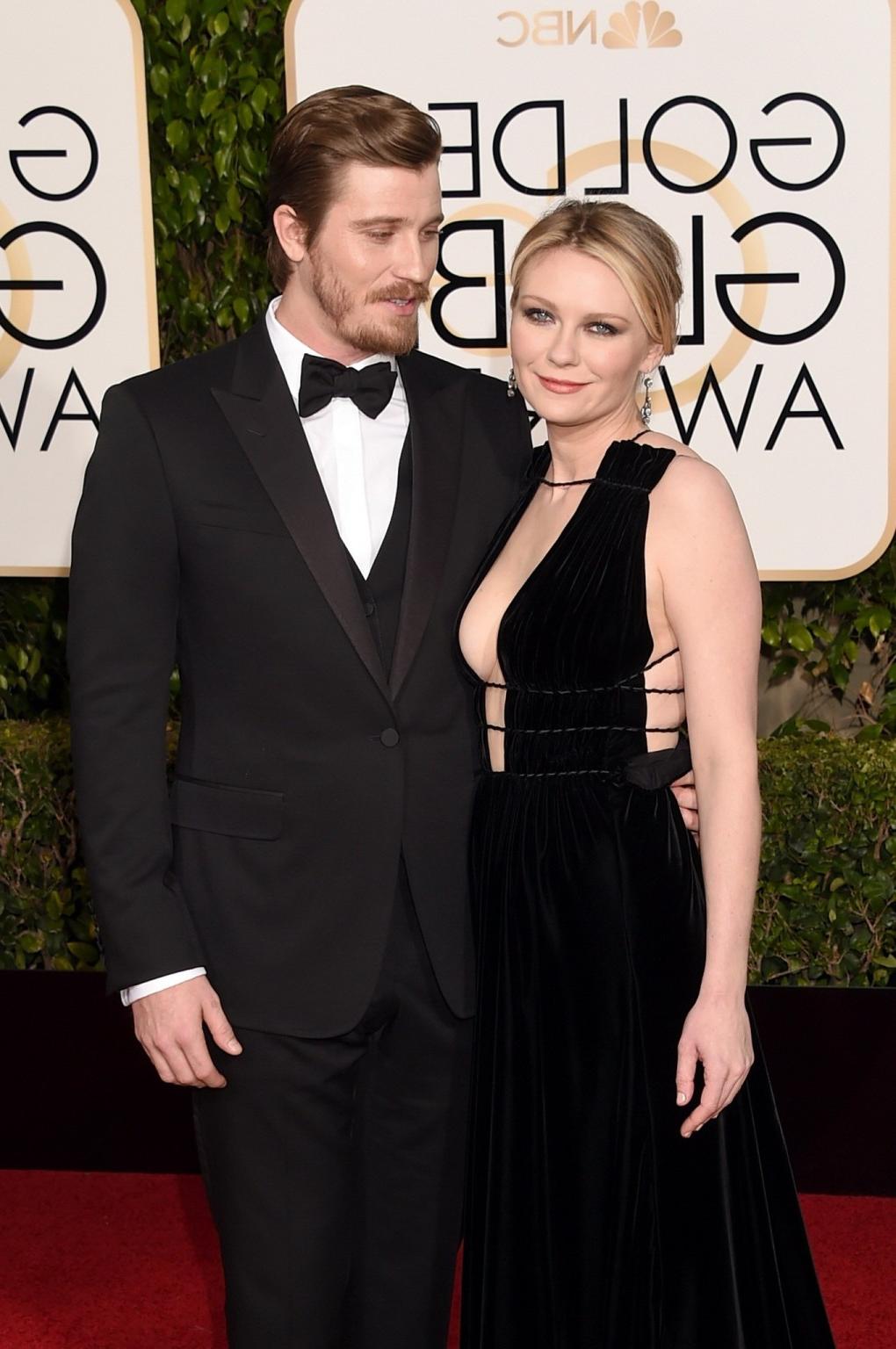 16P Kirsten Dunst braless showing huge cleavage and boobs