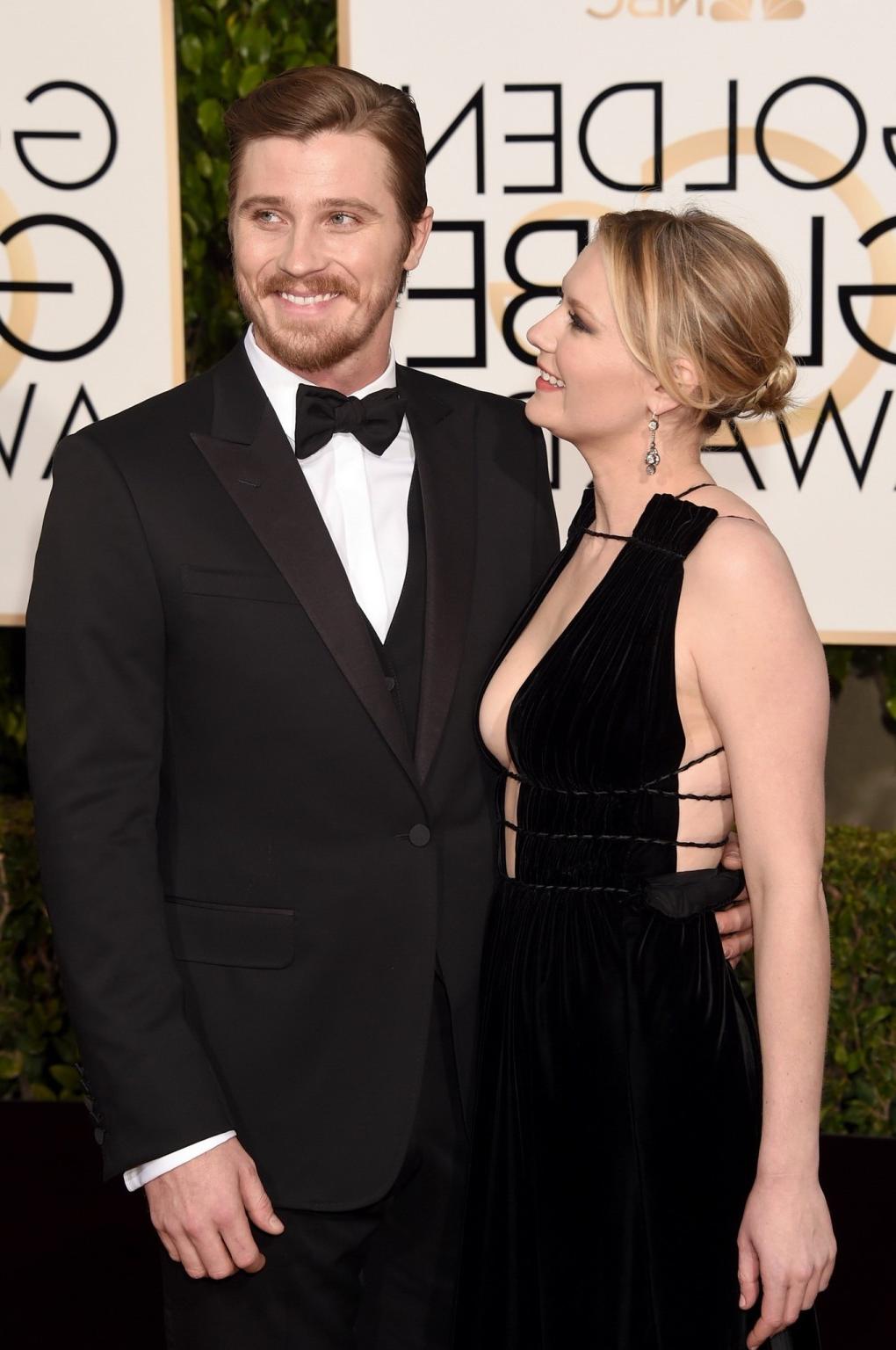 16P Kirsten Dunst braless showing huge cleavage and boobs