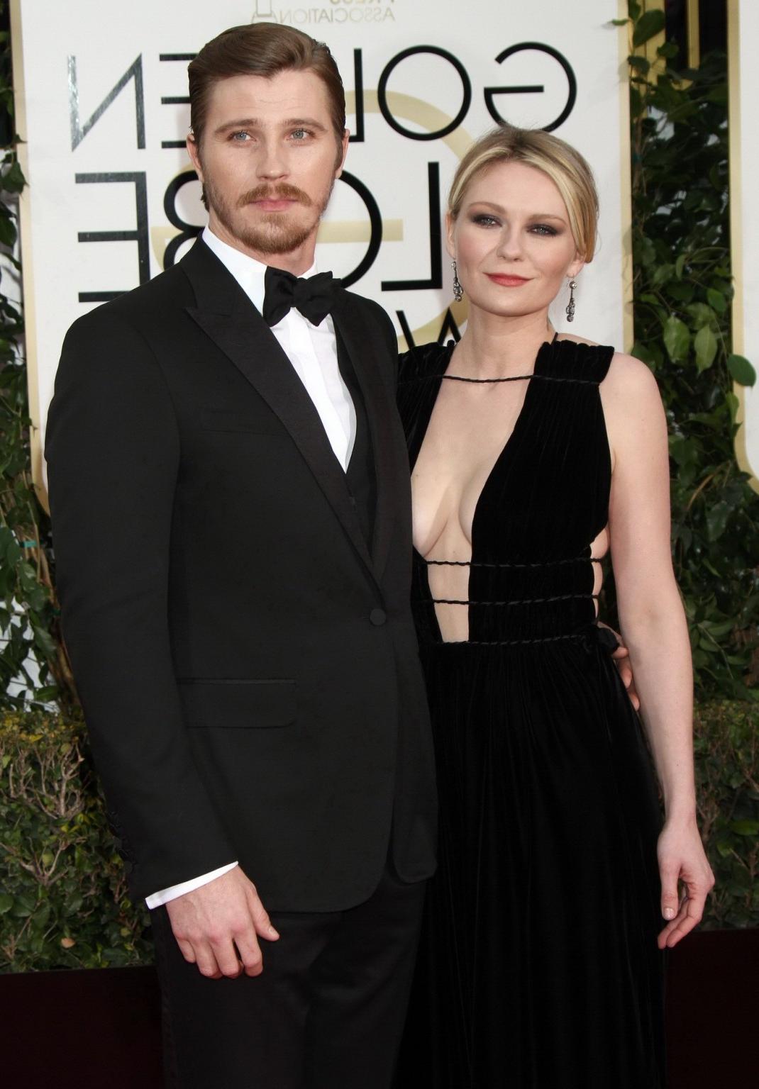 16P Kirsten Dunst braless showing huge cleavage and boobs