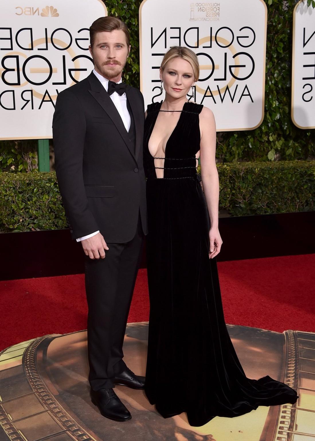 16P Kirsten Dunst braless showing huge cleavage and boobs