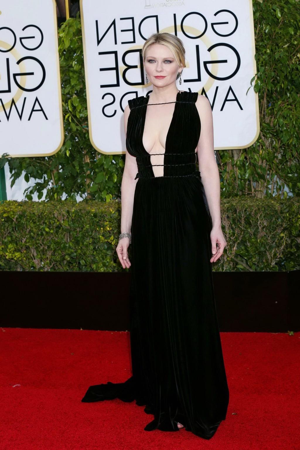 16P Kirsten Dunst braless showing huge cleavage and boobs
