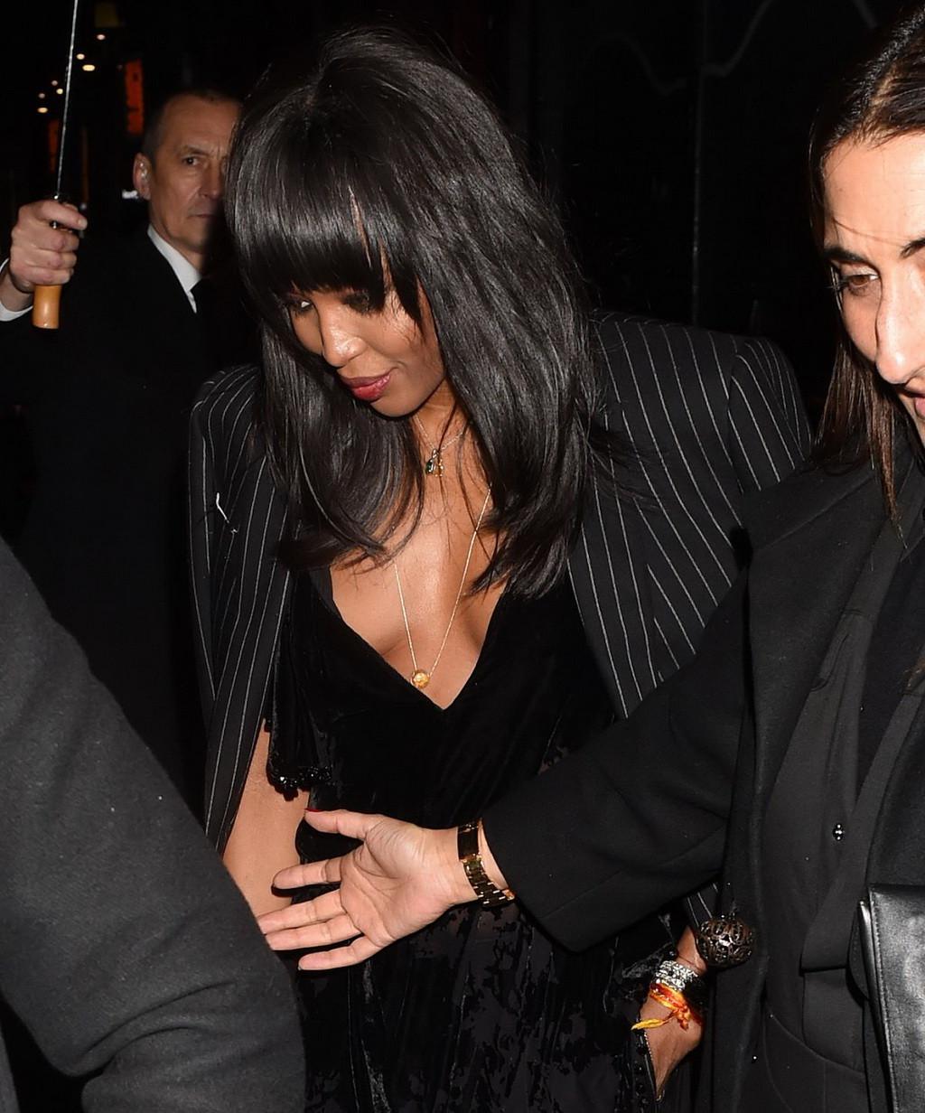 16P Naomi Campbell hot nipple slip in public