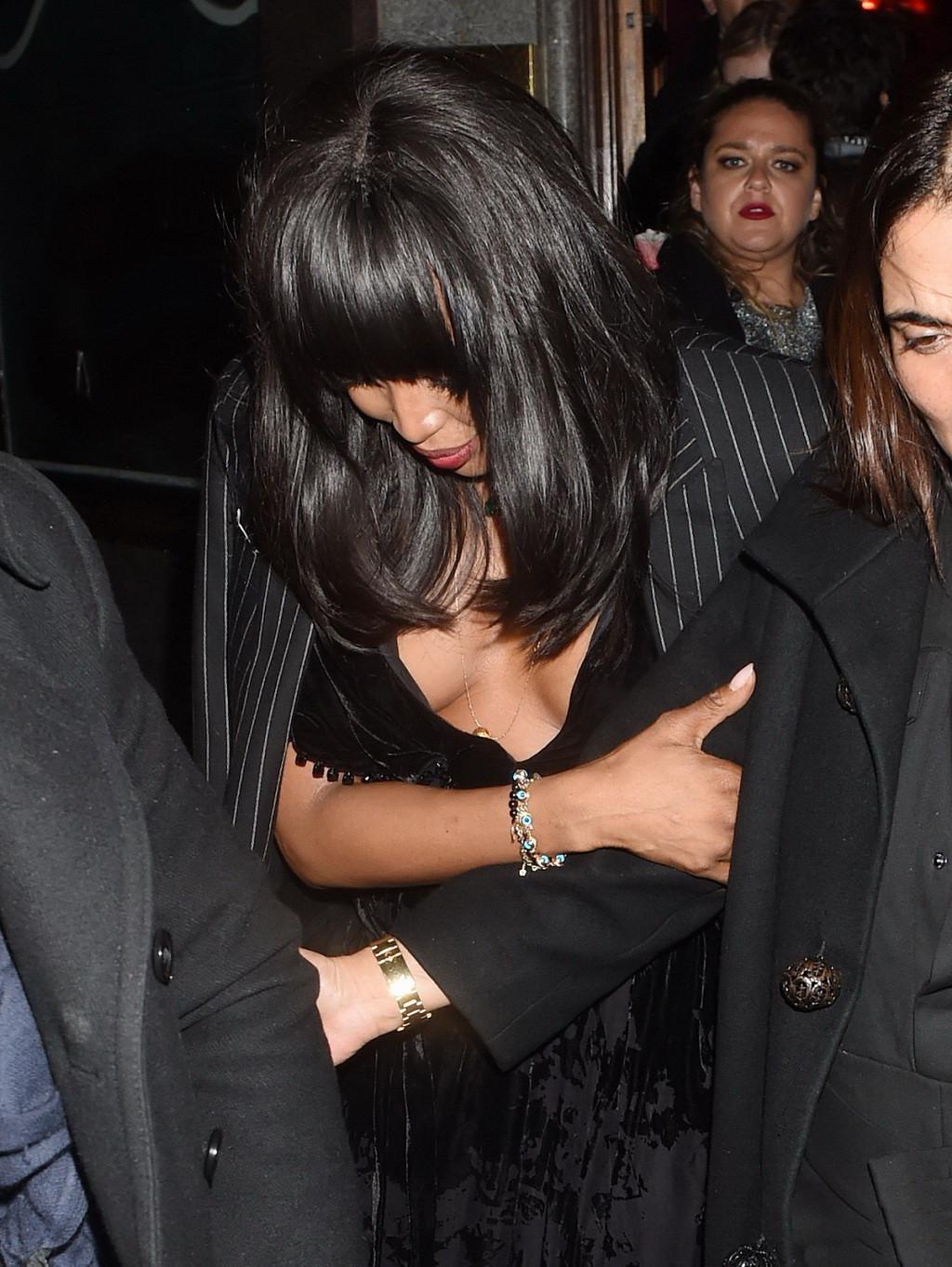 16P Naomi Campbell hot nipple slip in public
