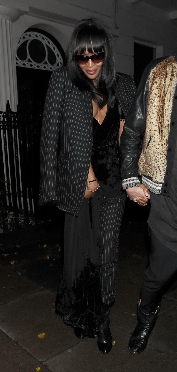 16P Naomi Campbell hot nipple slip in public