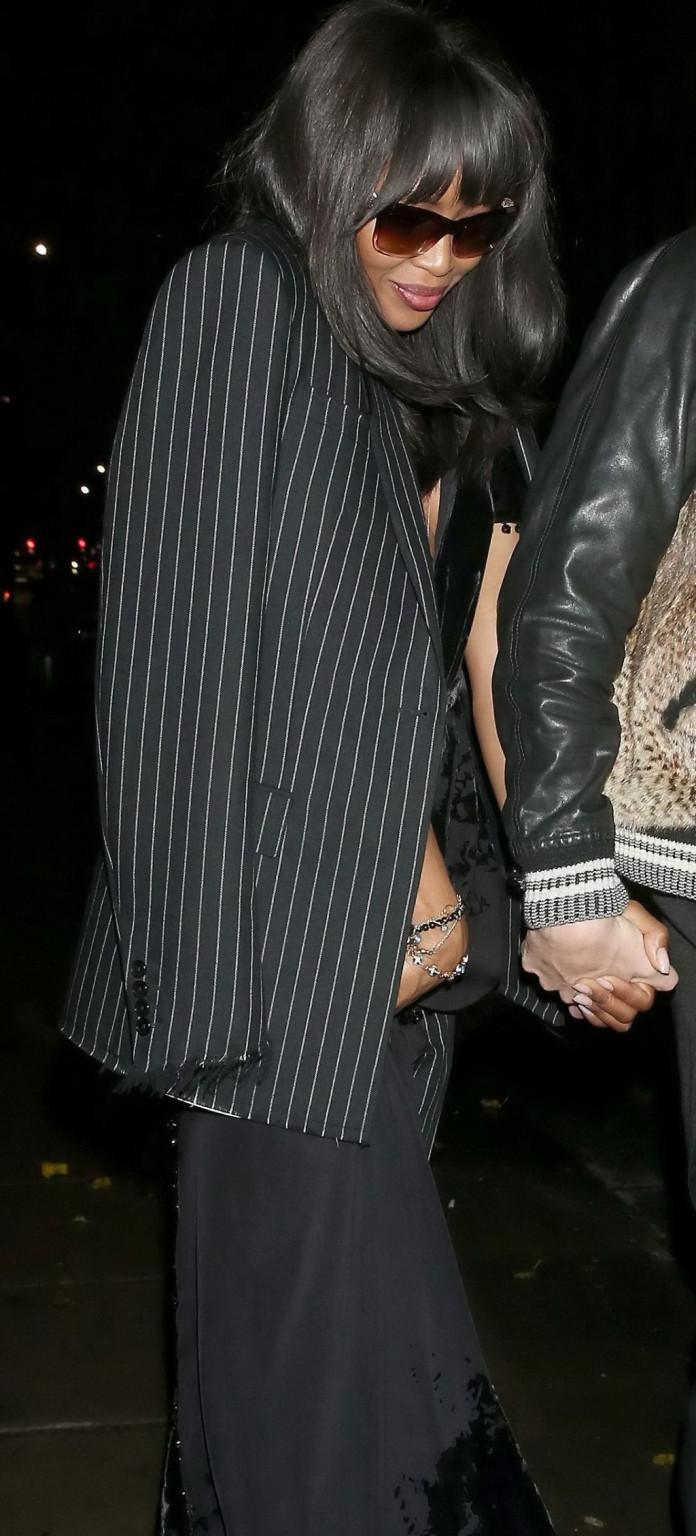 16P Naomi Campbell hot nipple slip in public