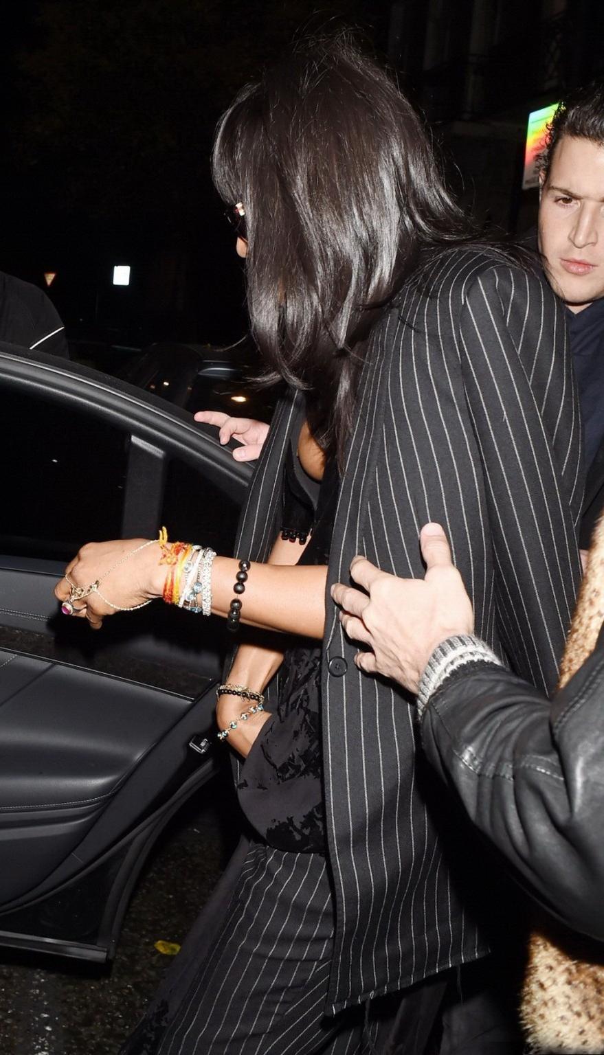 16P Naomi Campbell hot nipple slip in public