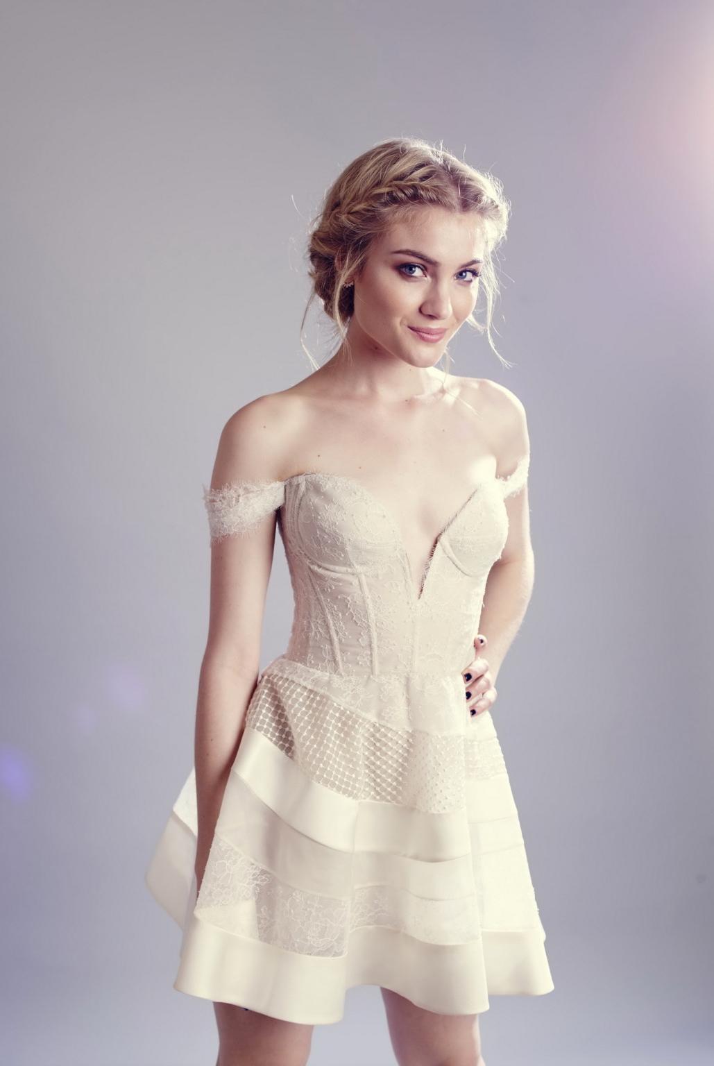 16P Skyler Samuels braless showing big cleavage and legs