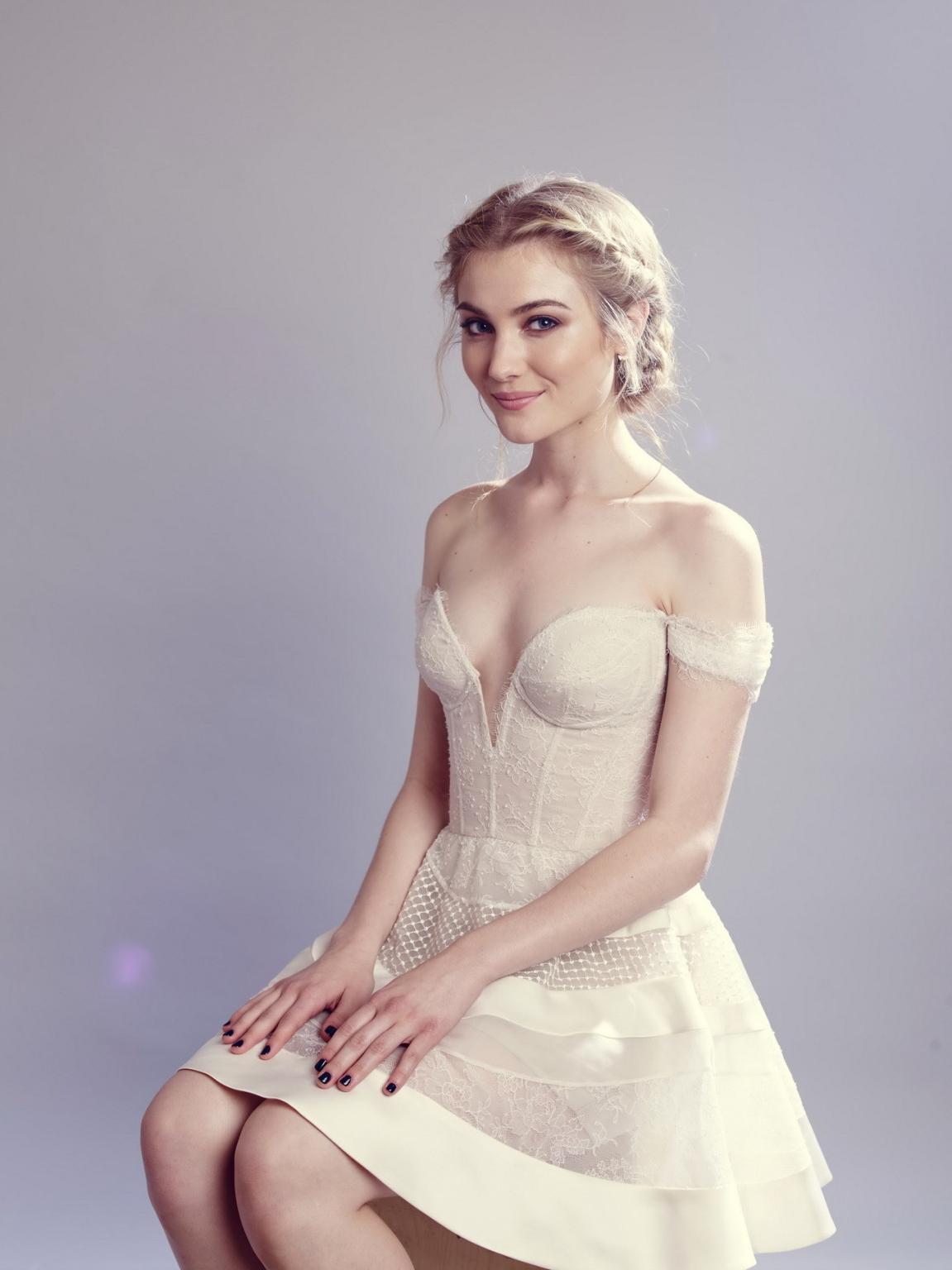 16P Skyler Samuels braless showing big cleavage and legs