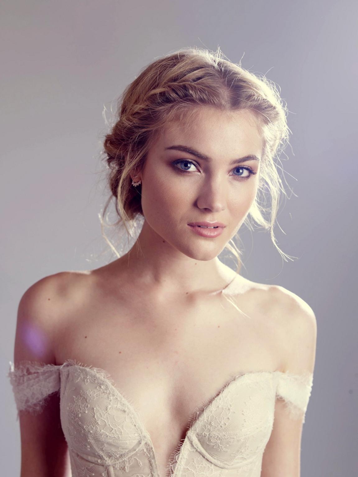 16P Skyler Samuels braless showing big cleavage and legs