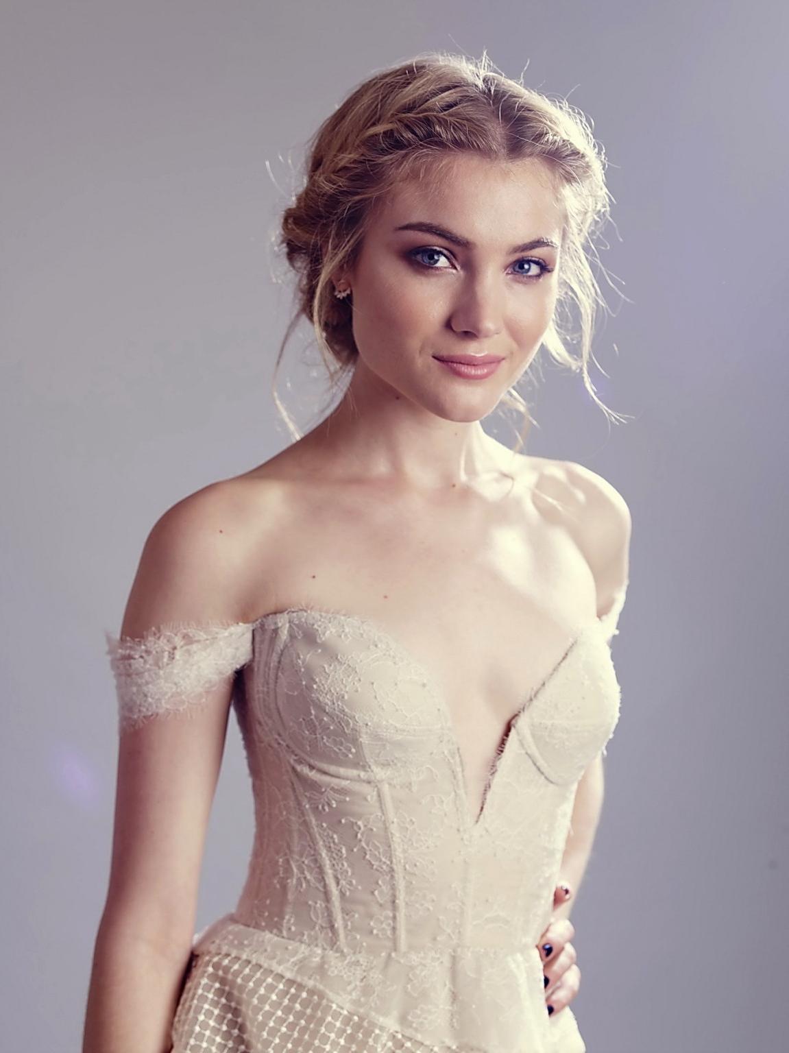16P Skyler Samuels braless showing big cleavage and legs