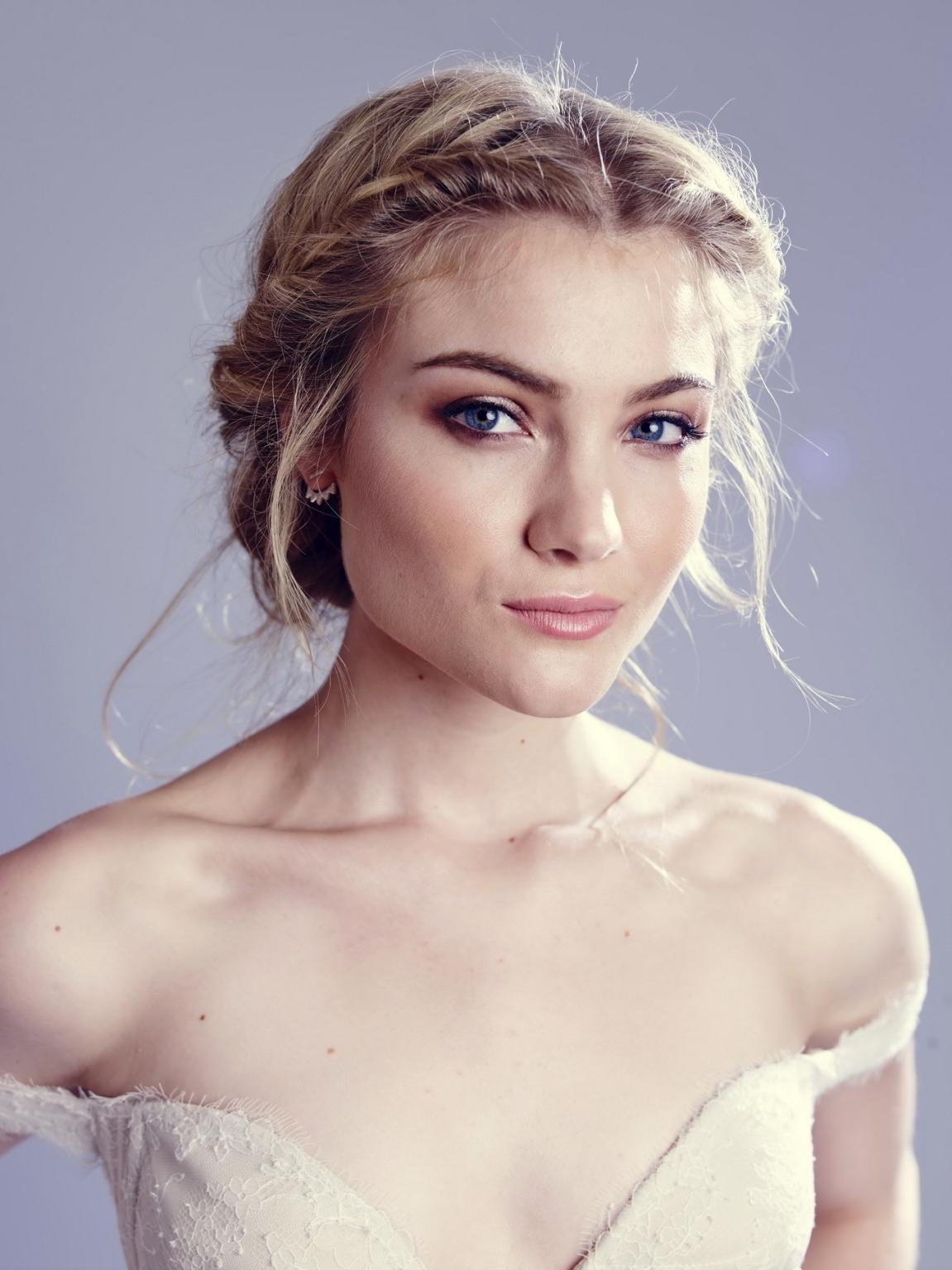 16P Skyler Samuels braless showing big cleavage and legs