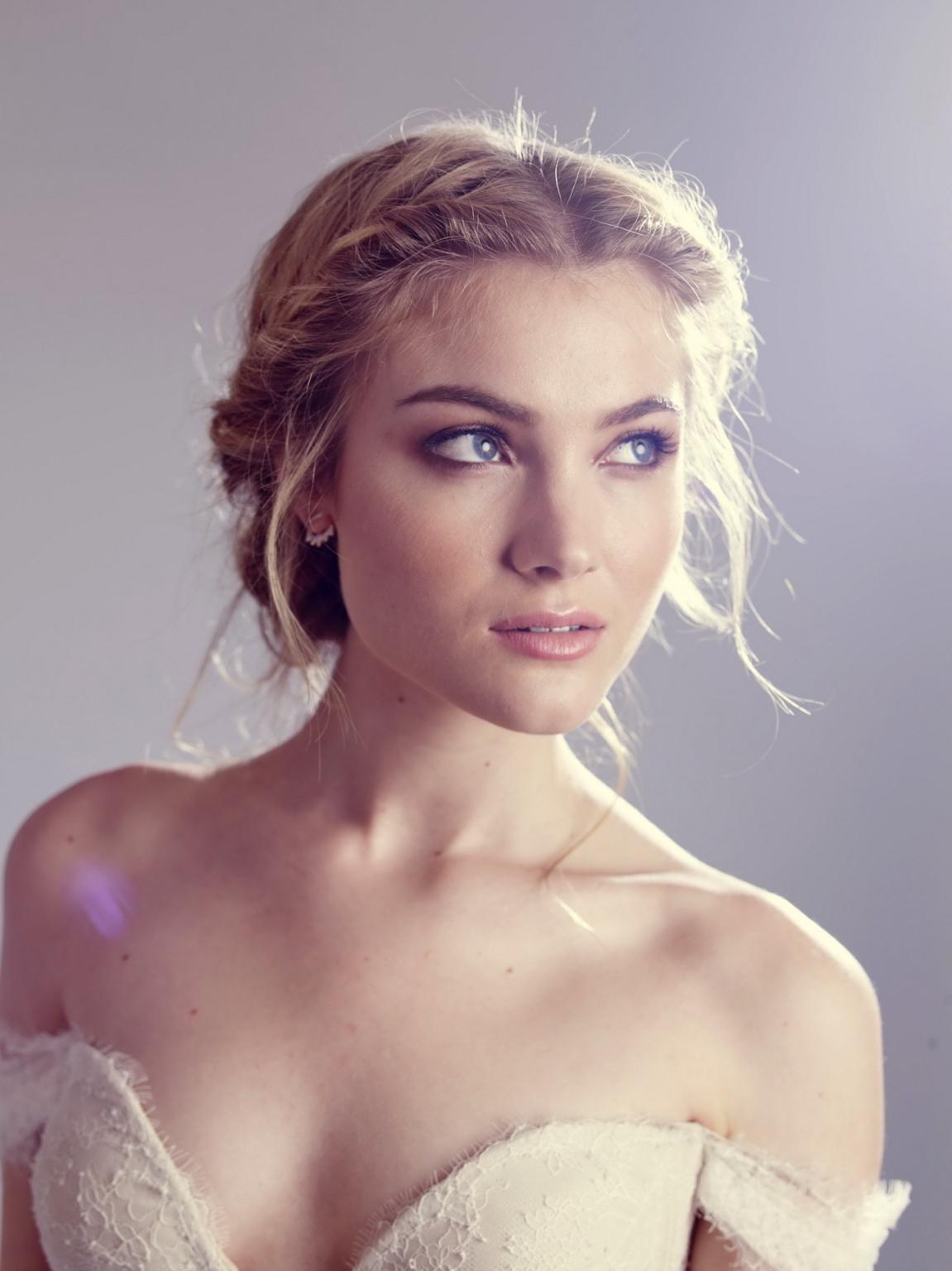 16P Skyler Samuels braless showing big cleavage and legs