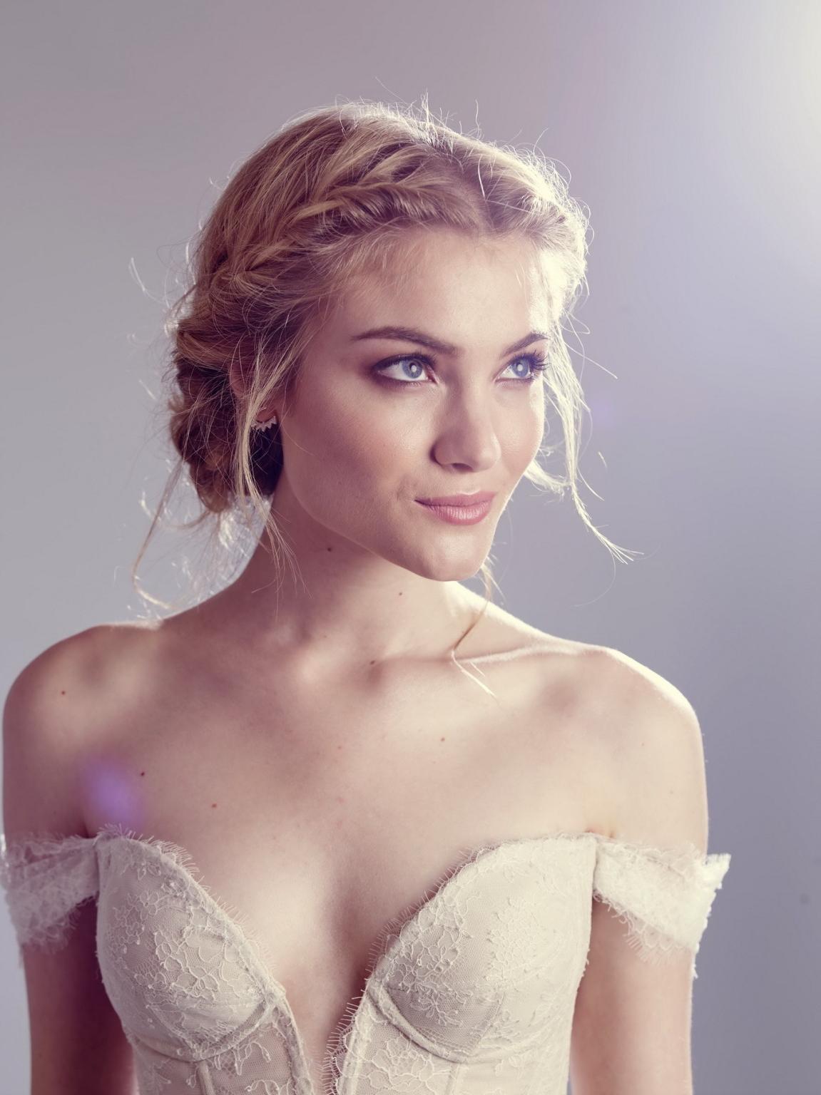 16P Skyler Samuels braless showing big cleavage and legs