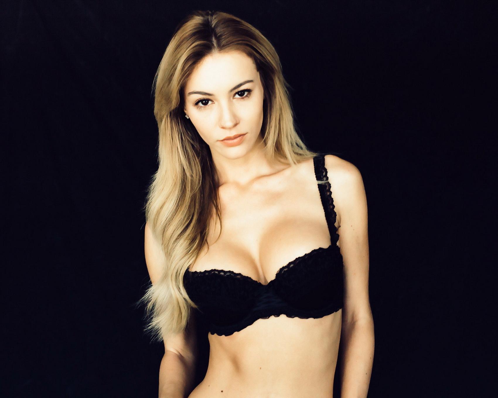16P Busty Bryana Holly hot nipple peek in tiny black bra