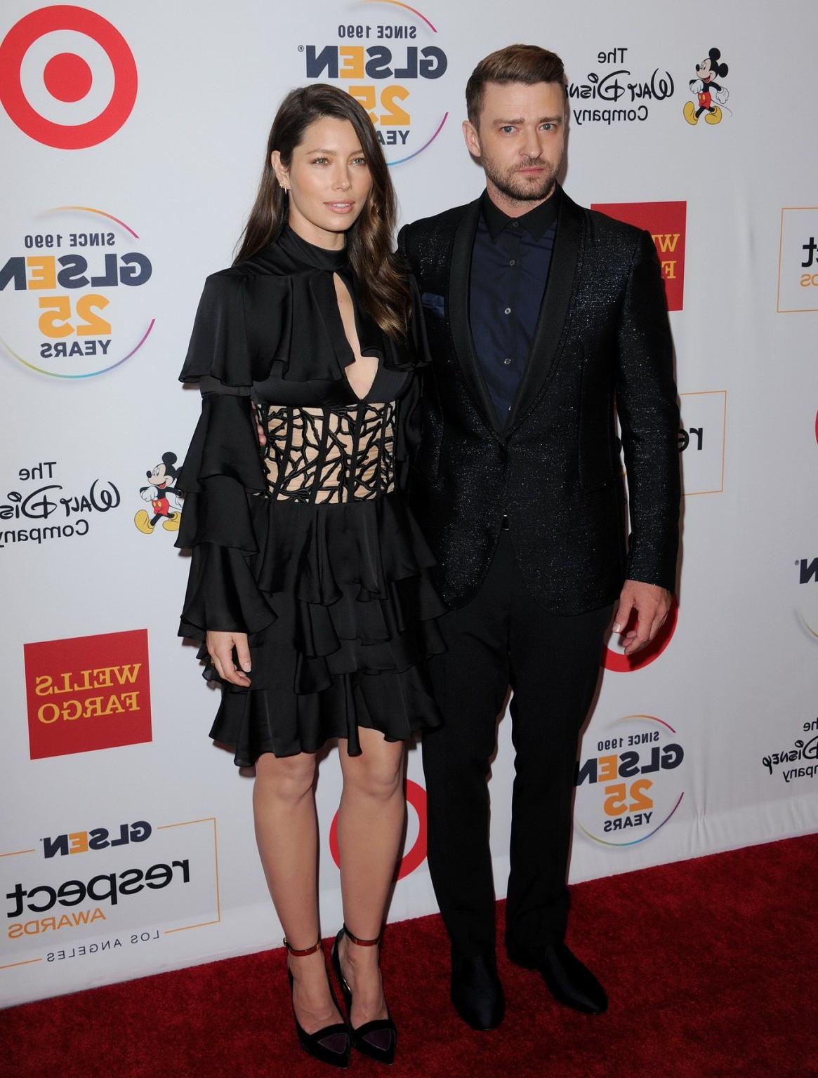 16P Jessica Biel busty and leggy showing big cleavage