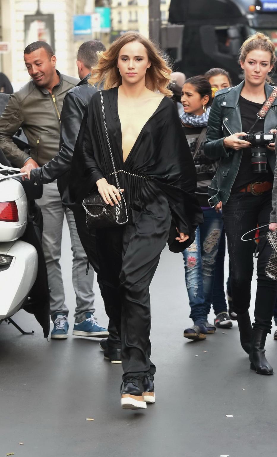 16P Suki Waterhouse cleavy showing her nipple pokies