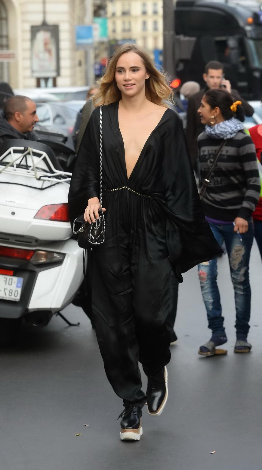 16P Suki Waterhouse cleavy showing her nipple pokies