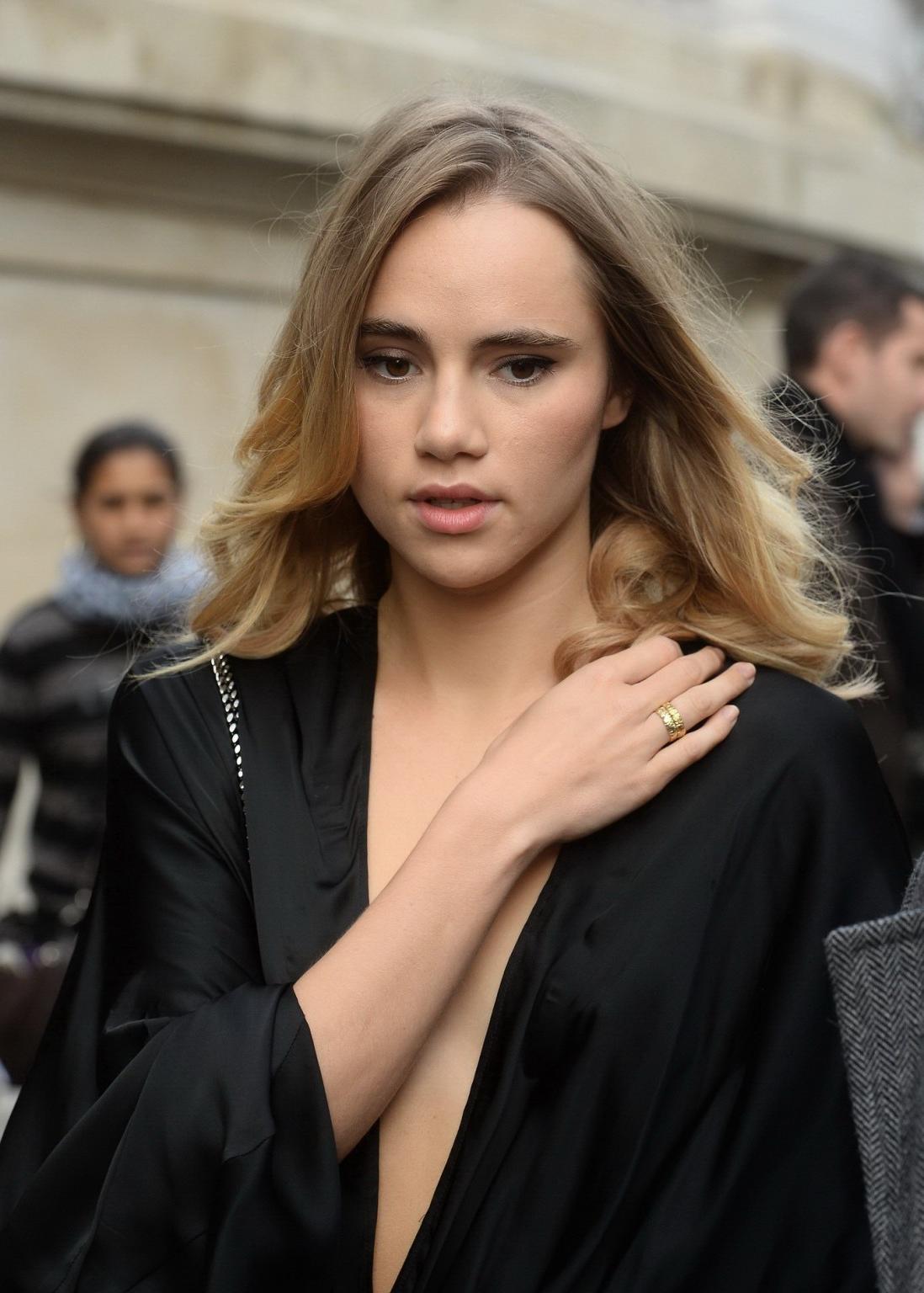 16P Suki Waterhouse cleavy showing her nipple pokies