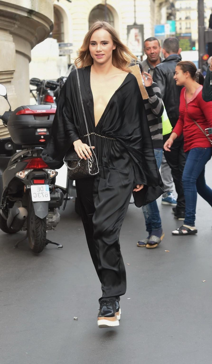 16P Suki Waterhouse cleavy showing her nipple pokies