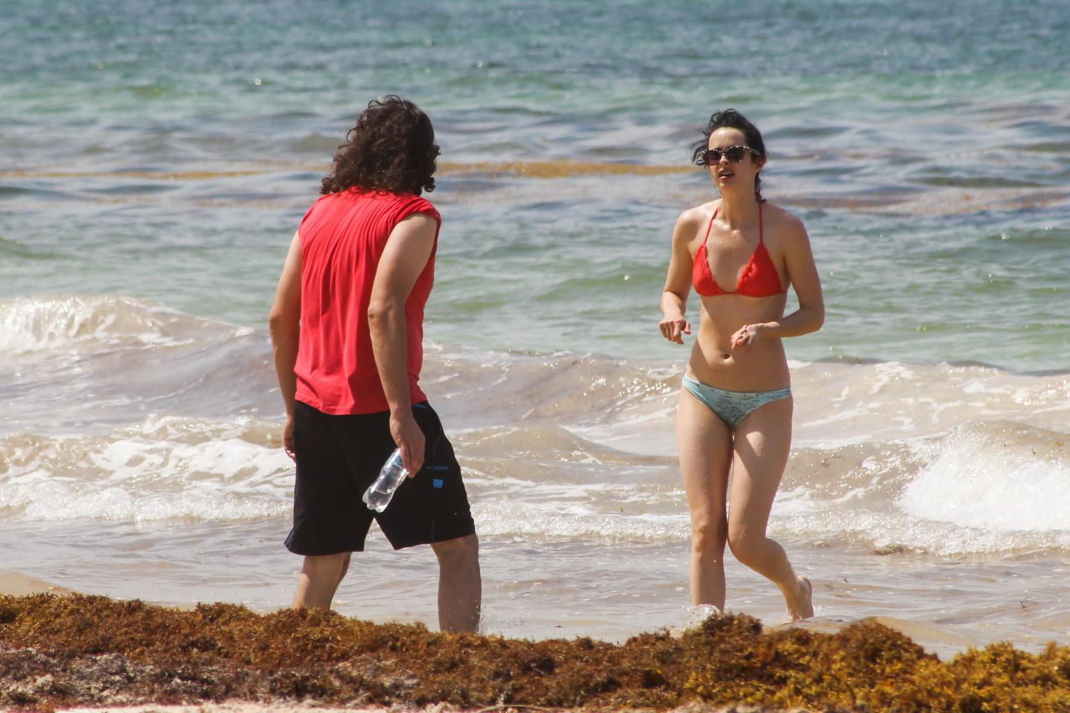 16P Krysten Ritter showing nipple pokies and bikini ass
