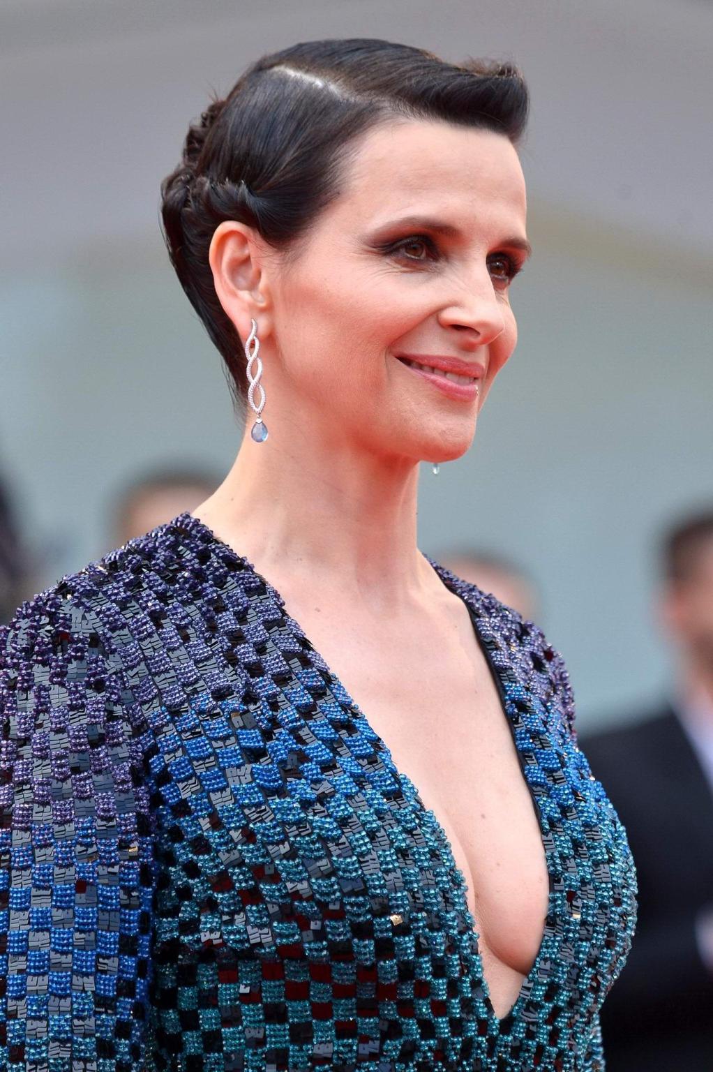 16P Juliette Binoche showing huge cleavage in Venice