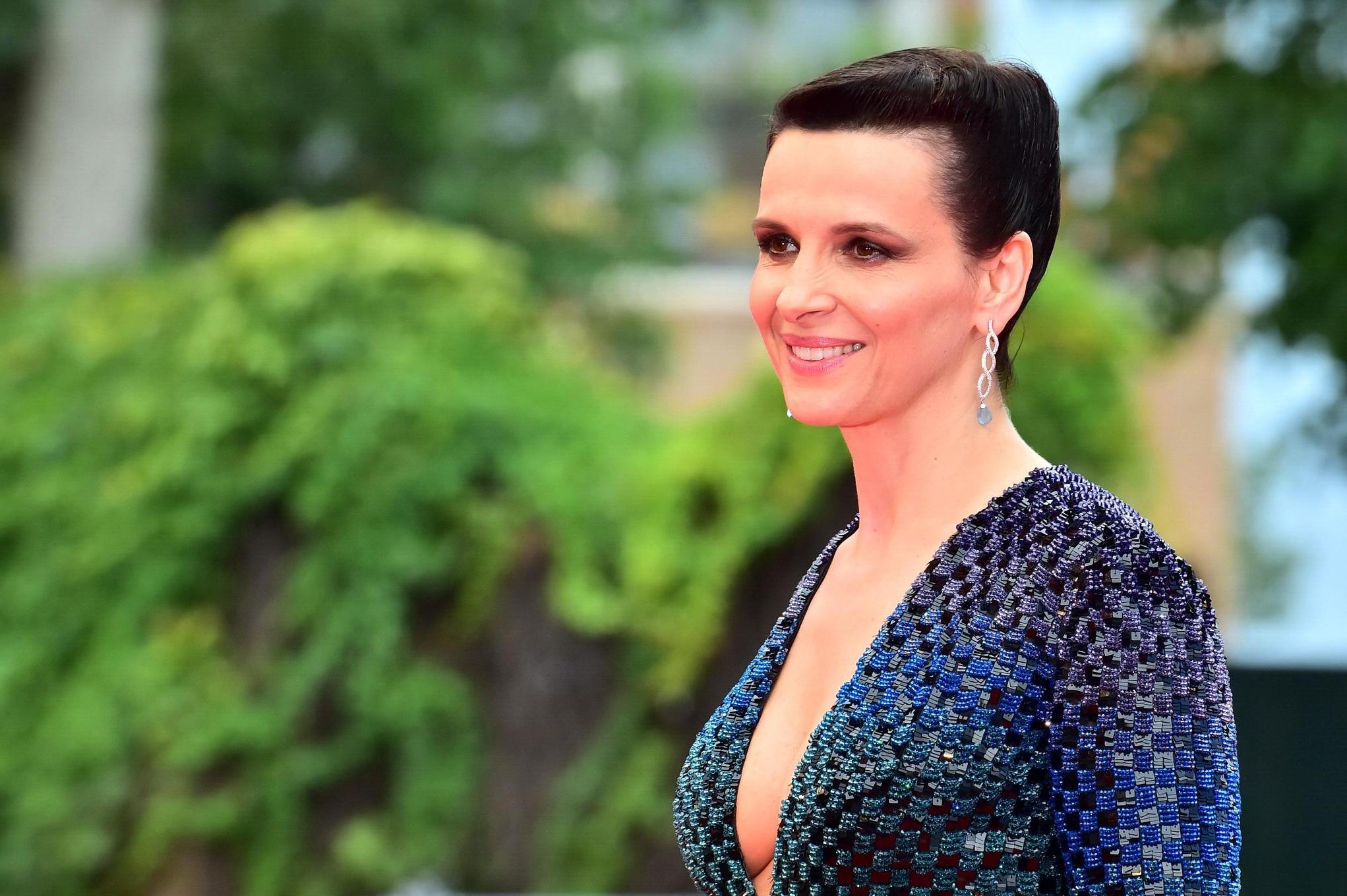 16P Juliette Binoche showing huge cleavage in Venice
