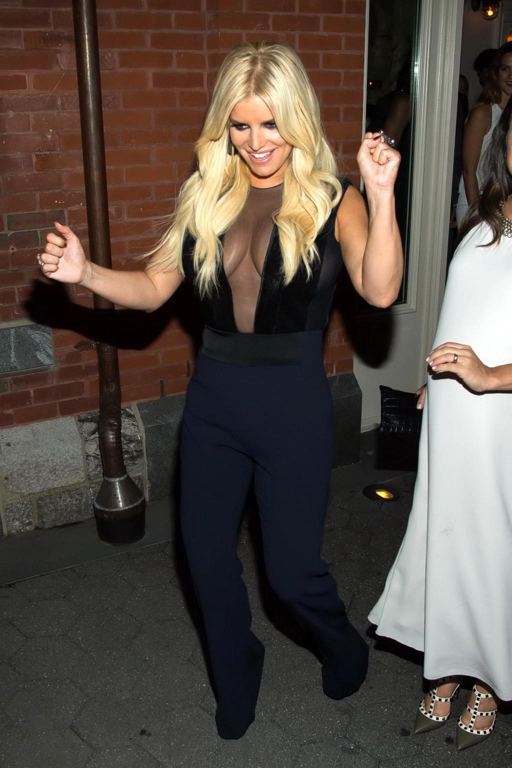 16P Jessica Simpson braless showing off her big sweaty cleavage at h